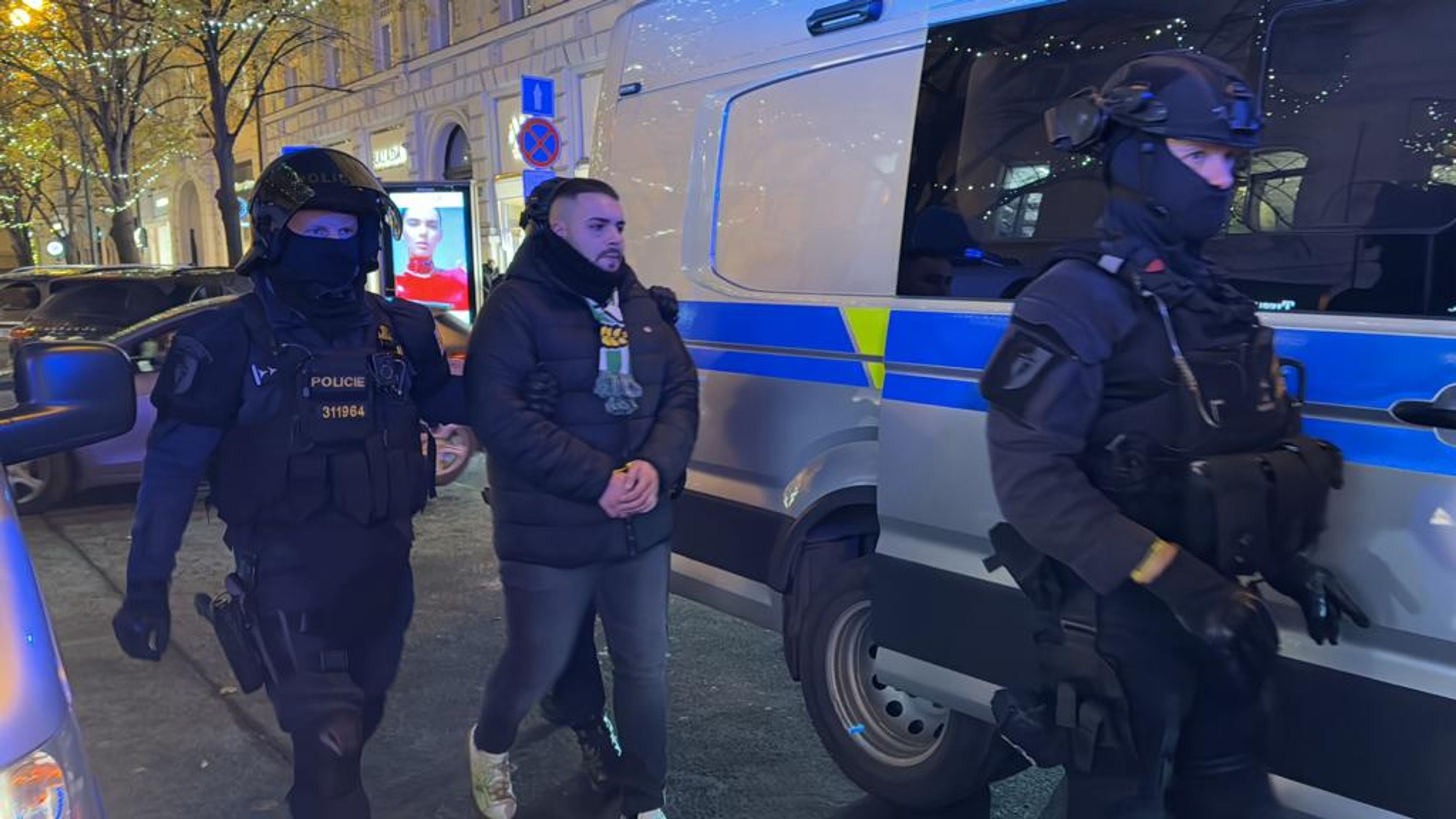 Zadržení agresivních fanoušků (14) - Zadržení agresivních fanoušků (16/19)