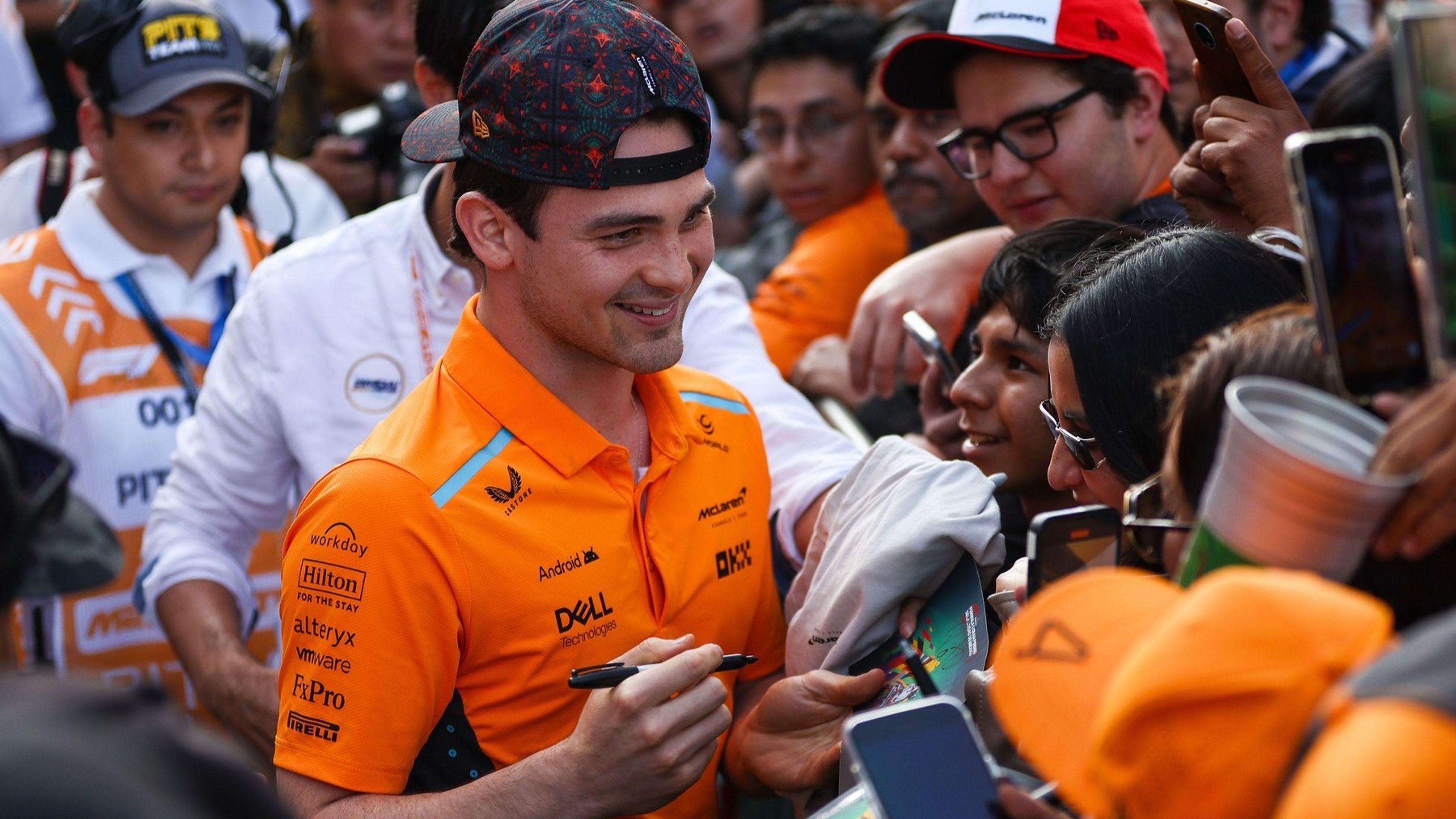 Lando Norris se podepisuje fanouškům - Lando Norris (5/7)