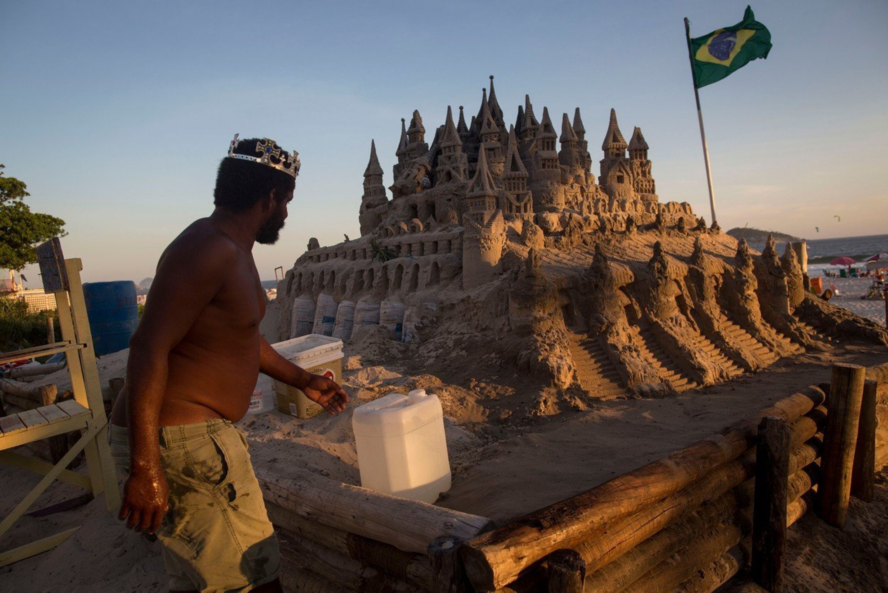 Brazilčan Marcio žije na pláži ve svém hradě z písku - 1 - GALERIE: Brazilčan Marcio žije na pláži ve svém hradě z písku (1/5)