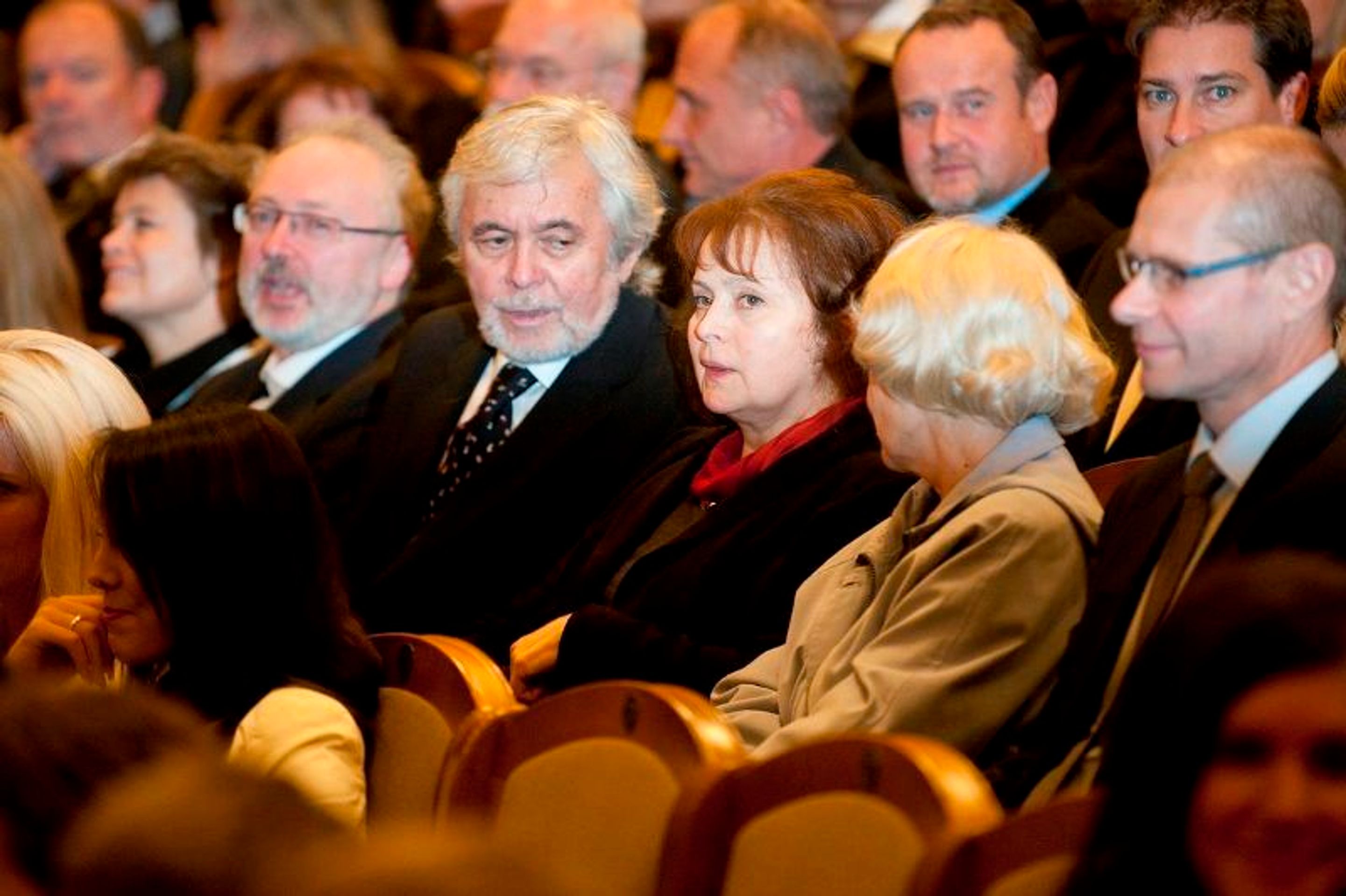 Premiéra filmu Donšajni - 3 - GALERIE: Donšajni ozářili pražské Rudolfinum. Podívejte se, kdo všechno přišel (20/27)