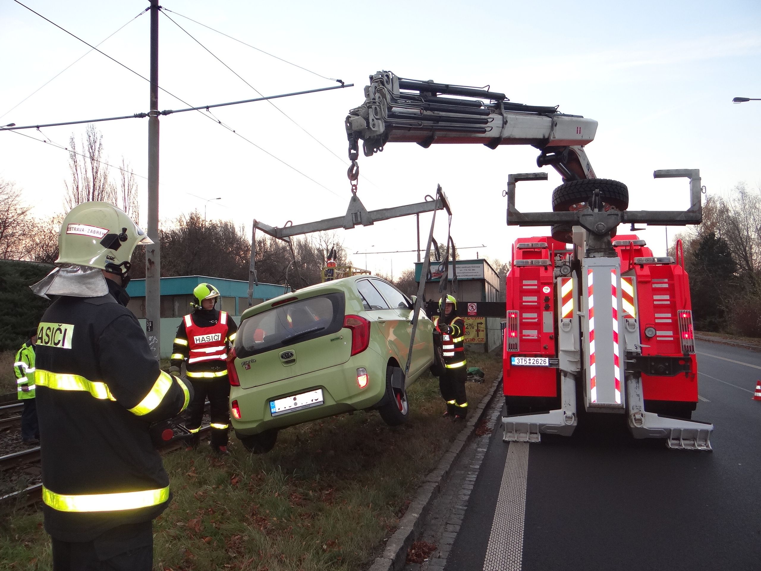 Hasiči vyprošťovali auto z tramvajových kolejí - 5 - Galerie: Hasiči vyprošťovali auto z tramvajových kolejí (4/13)