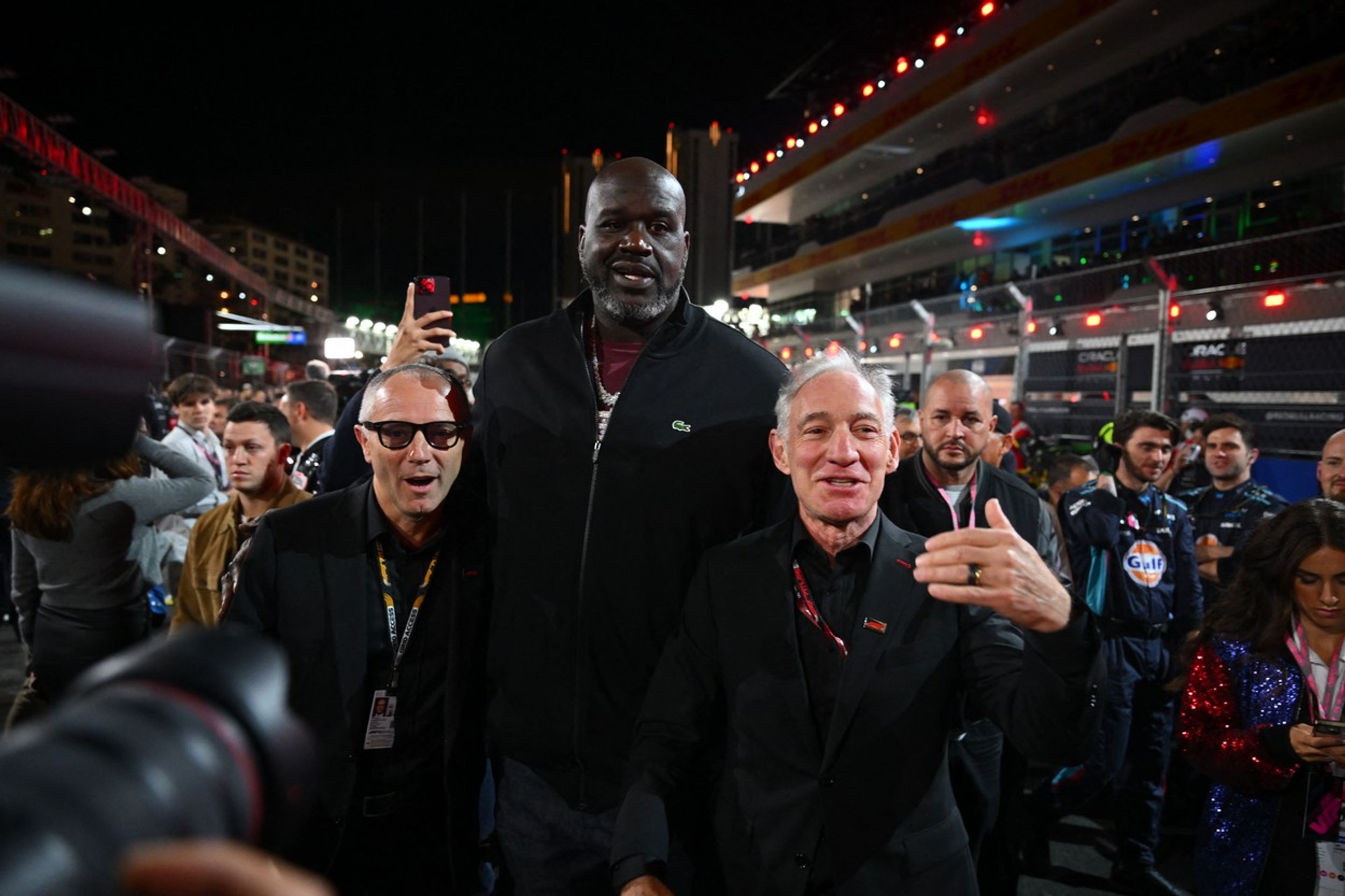 Basketbalová legenda Shaquille O'Neal - Hvězdy na závodě F1 v Las Vegas (3/12)