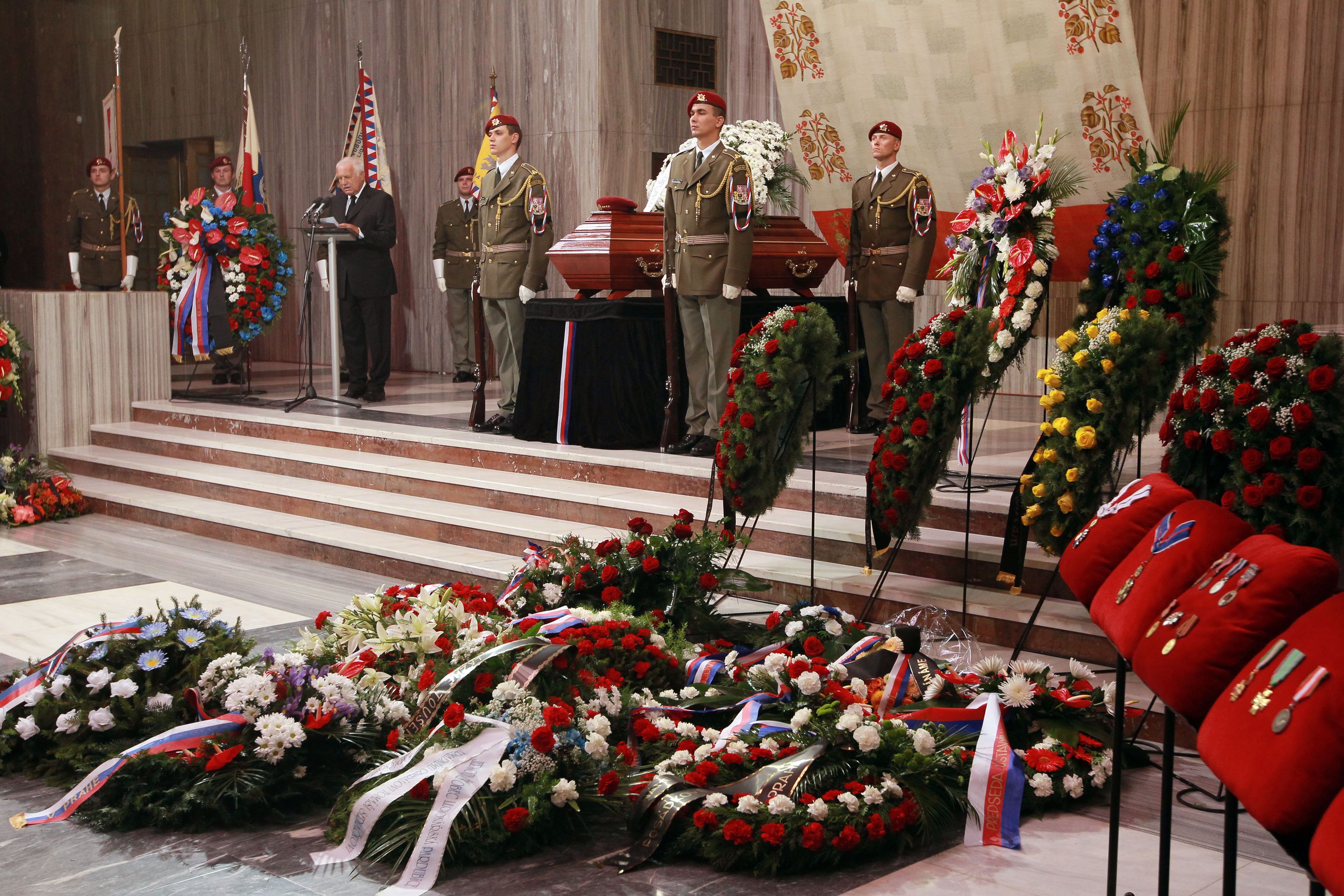 projev V. Klause při pohřbu gen. Sedláčka - S válečným veteránem Sedláčkem se loučí Vondra i Klaus (6/7)