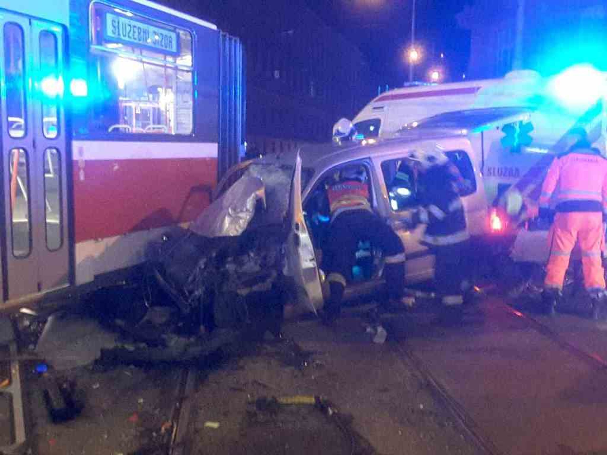 Nehoda auta a tramvaje v Brně - 1 - GALERIE: Srážka tramvaje a auta v Brně (4/5)