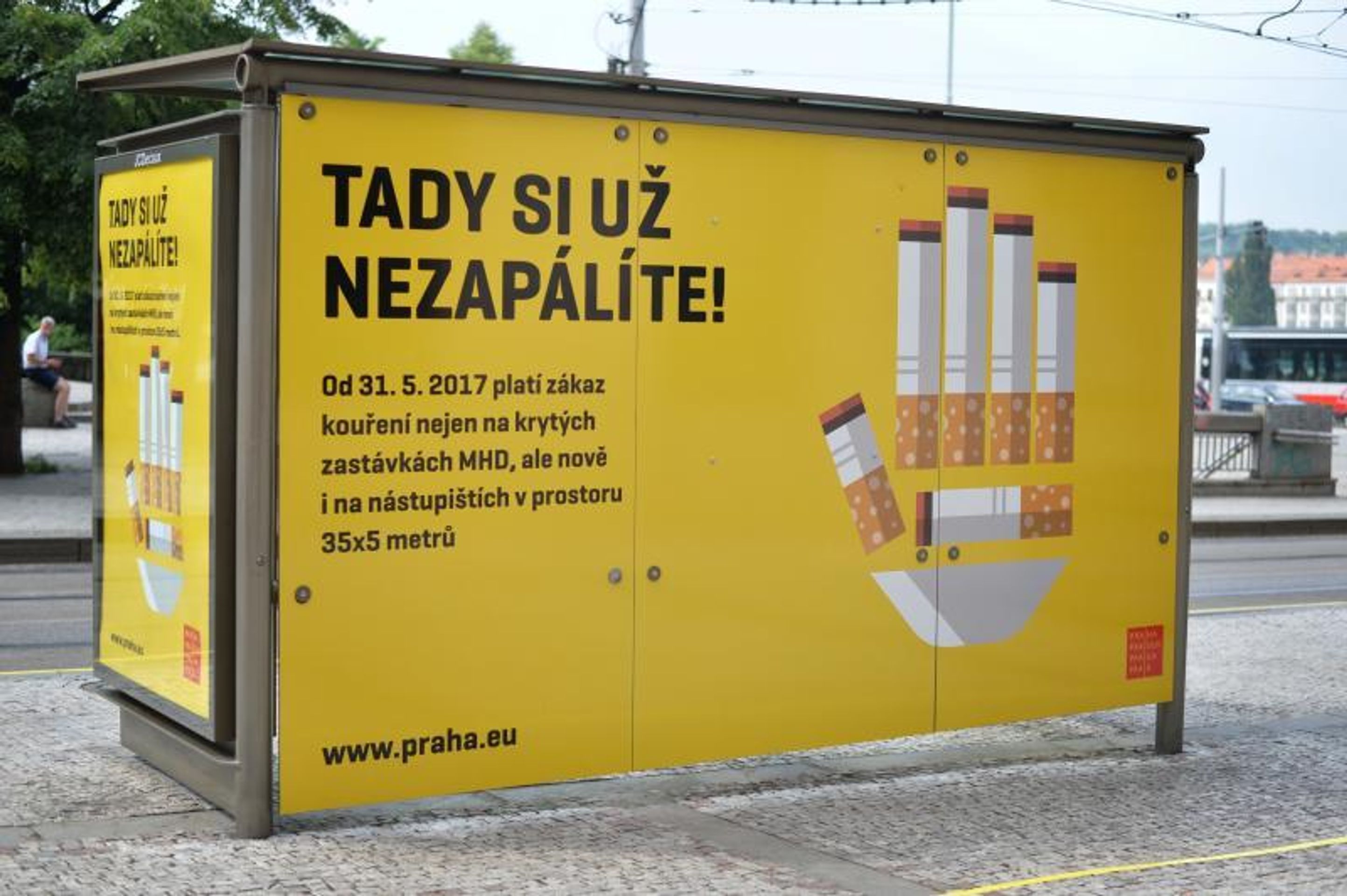 Vyznačená nekuřácká zóna na zastávce MHD - 7 - GALERIE: Vyznačená nekuřácká zóna na zastávce MHD (3/7)