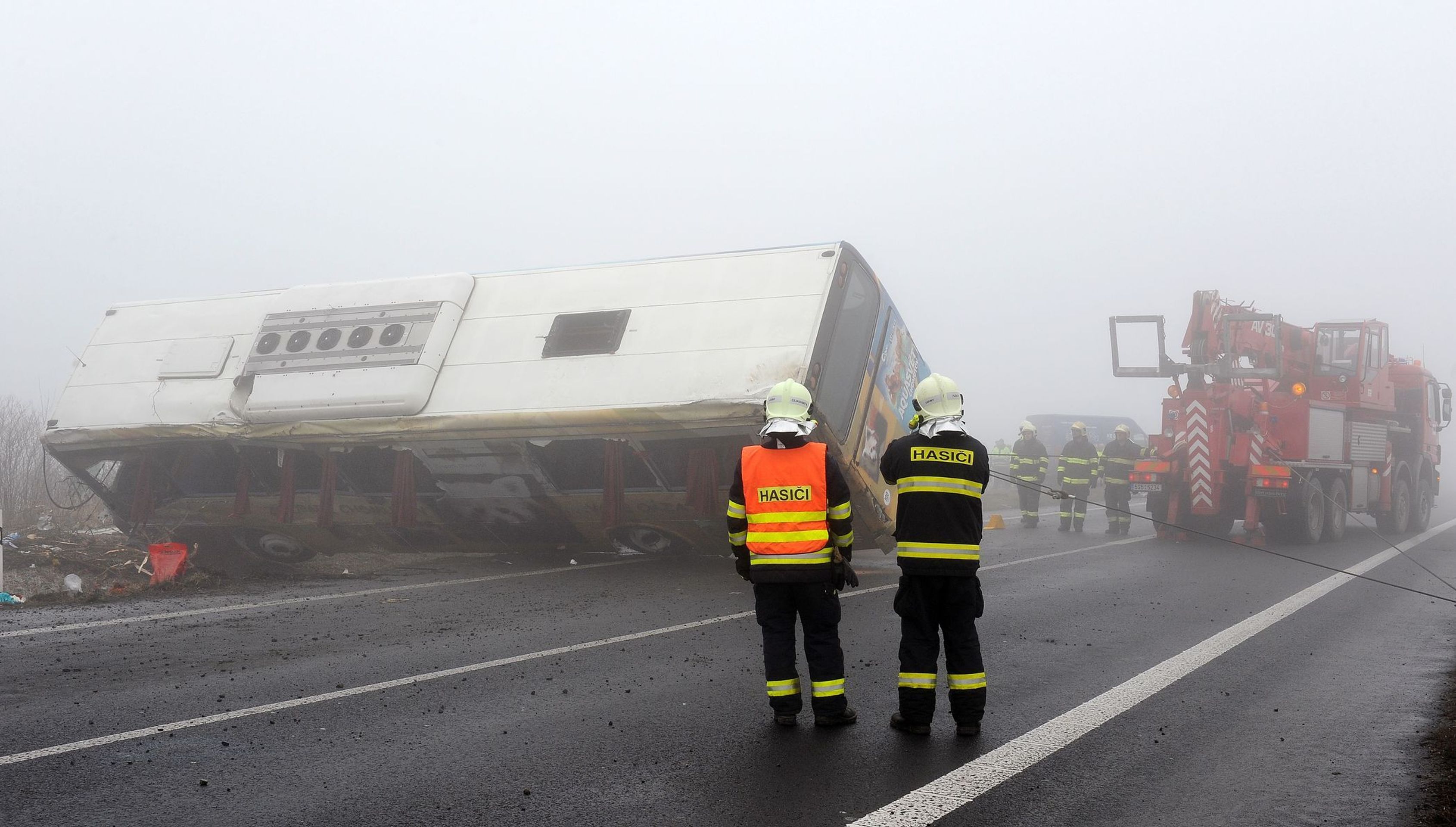 Nehoda autobusu s dětmi u Panenského Týnce - 10 - GALERIE: Nehoda autobusu s dětmi u Panenského Týnce (10/25)