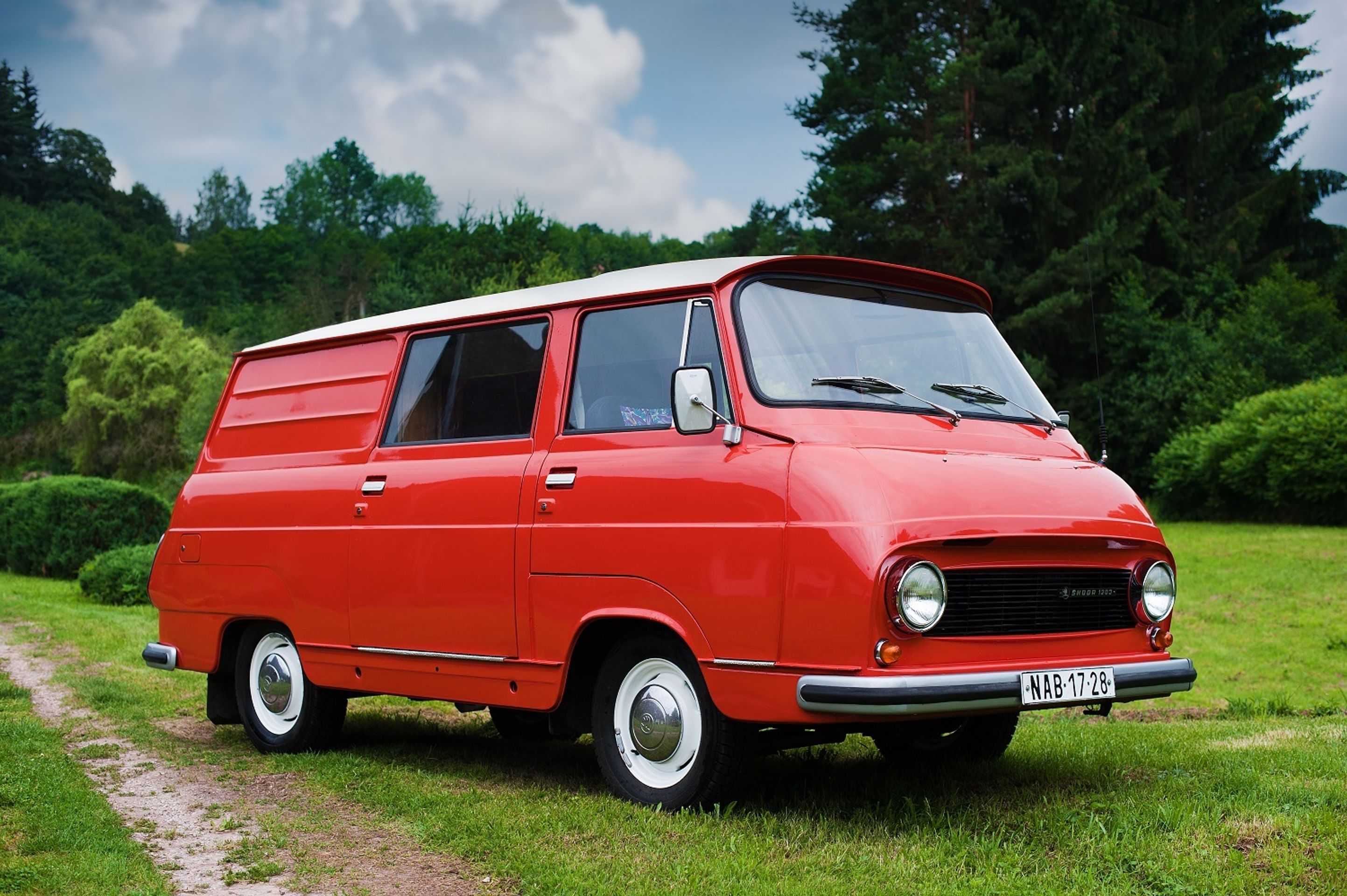 Kultovní Škoda 1203 - 49 - Fotogalerie: Kultovní “dvanda“ slaví. Podívejte se na originální úpravy (3/39)