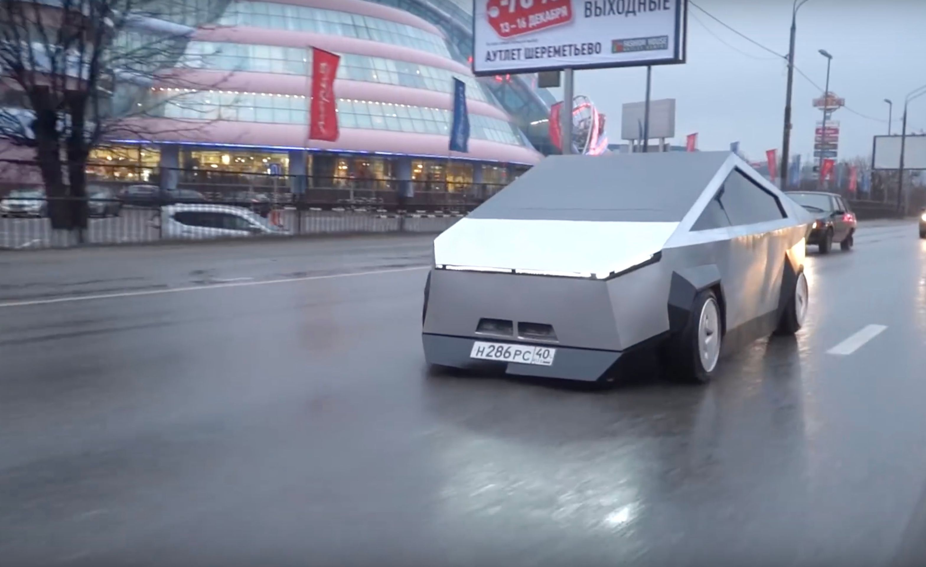 Ruský Cybertruck - Fotogalerie: Takhle vznikala ruská verze Cybertrucku (18/23)