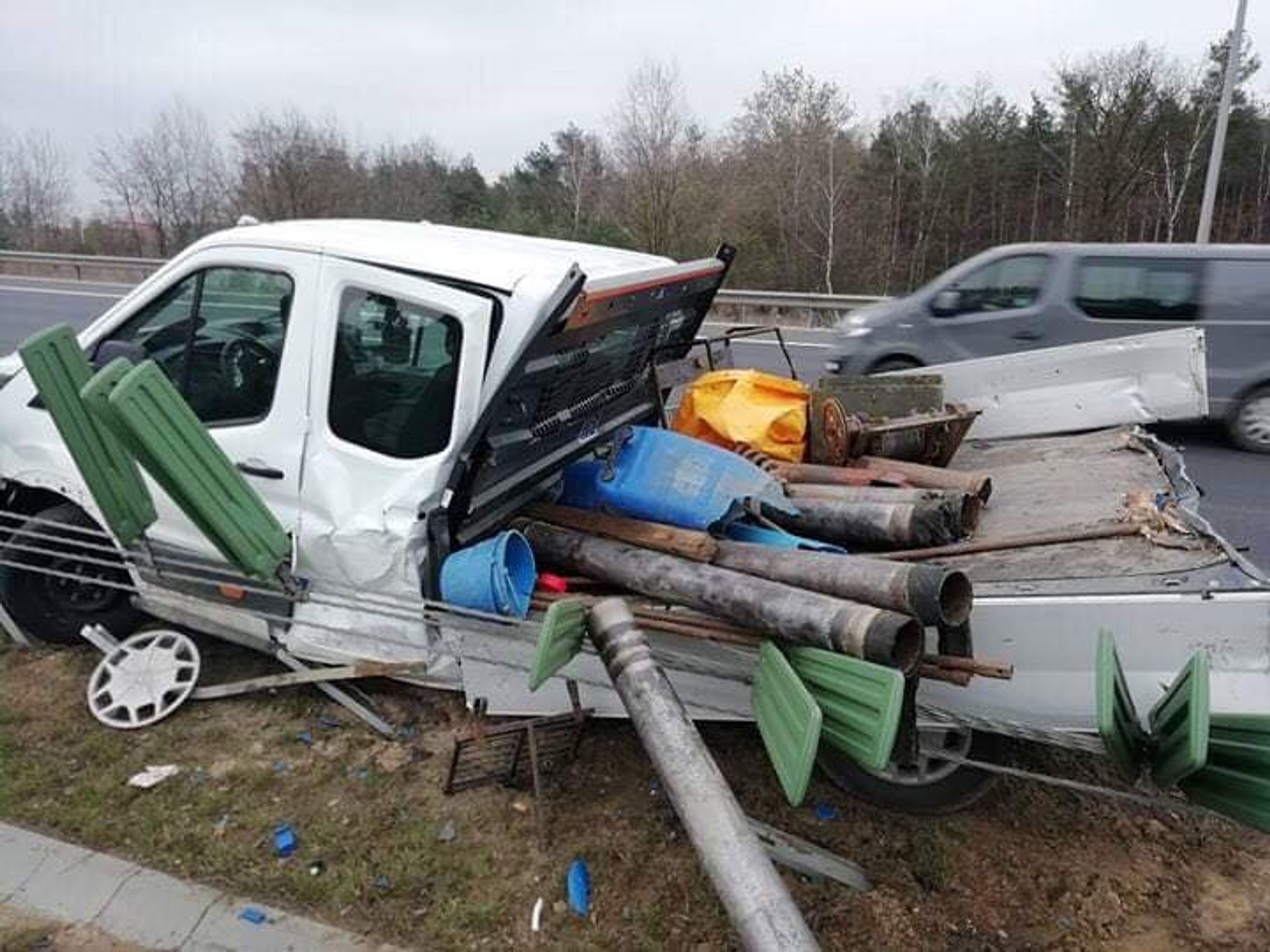 Nehoda na polské dálnici - Fotogalerie: Tahač rozstřelil nákladní auto v odstavném pruhu (1/5)
