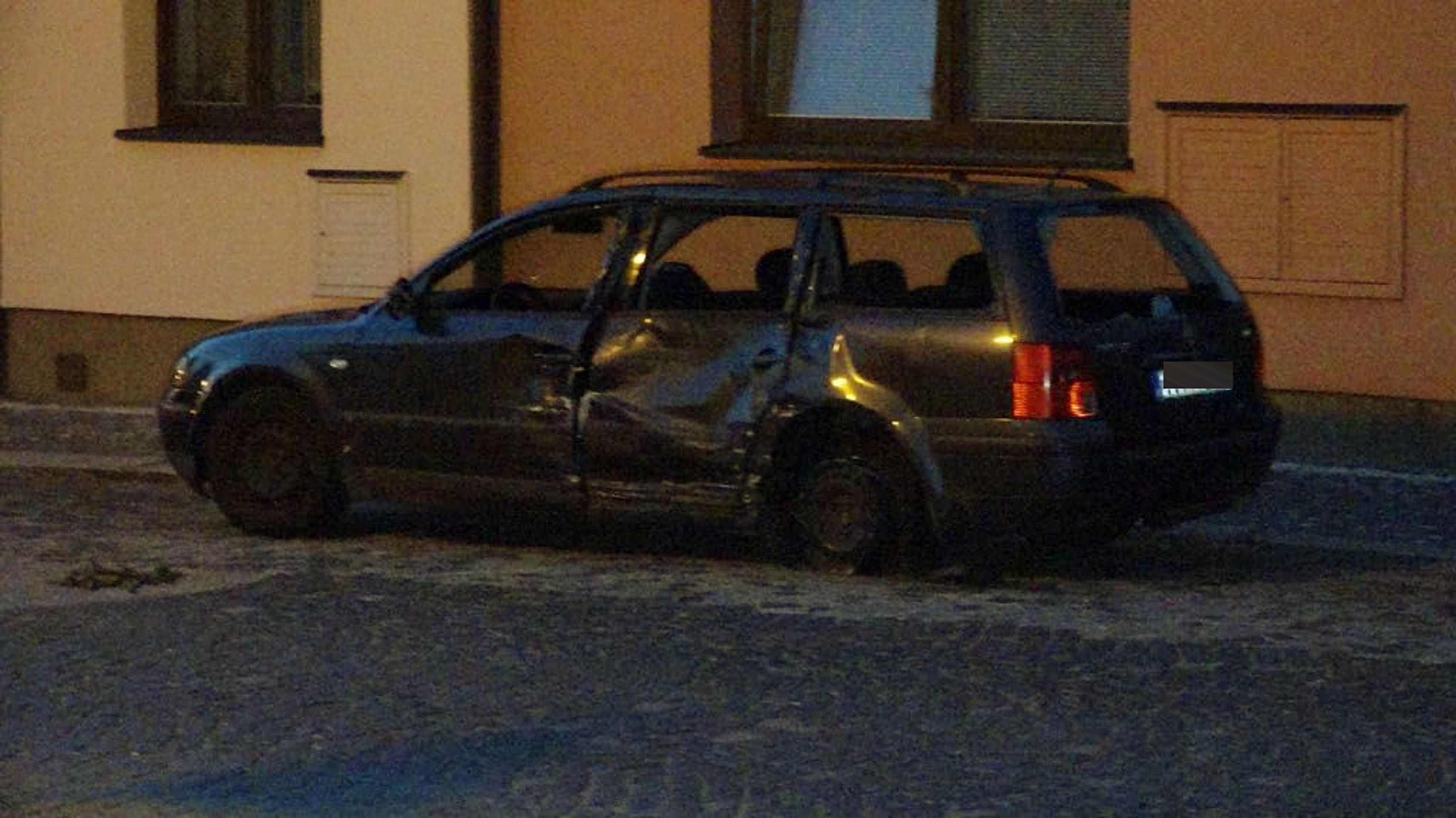 Šoféra i s nabouraným autem dopadli policisté o pár kilometrů dál - GALERIE: Smrtelná srážka auta s motocyklem (4/4)