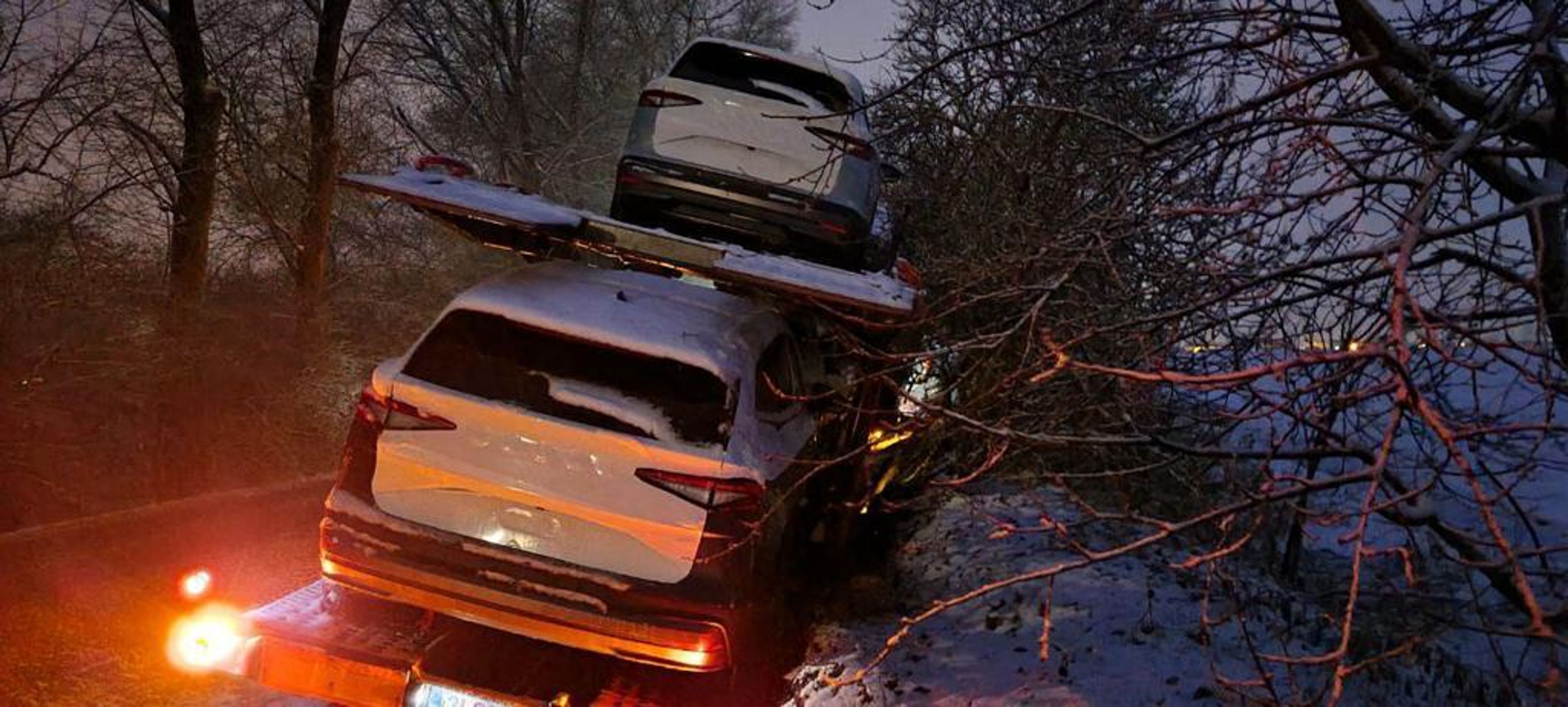 Kamion na boku na Mělnicku - 6 - GALERIE: Na Mělnicku havarovalo nákladní auto (6/12)