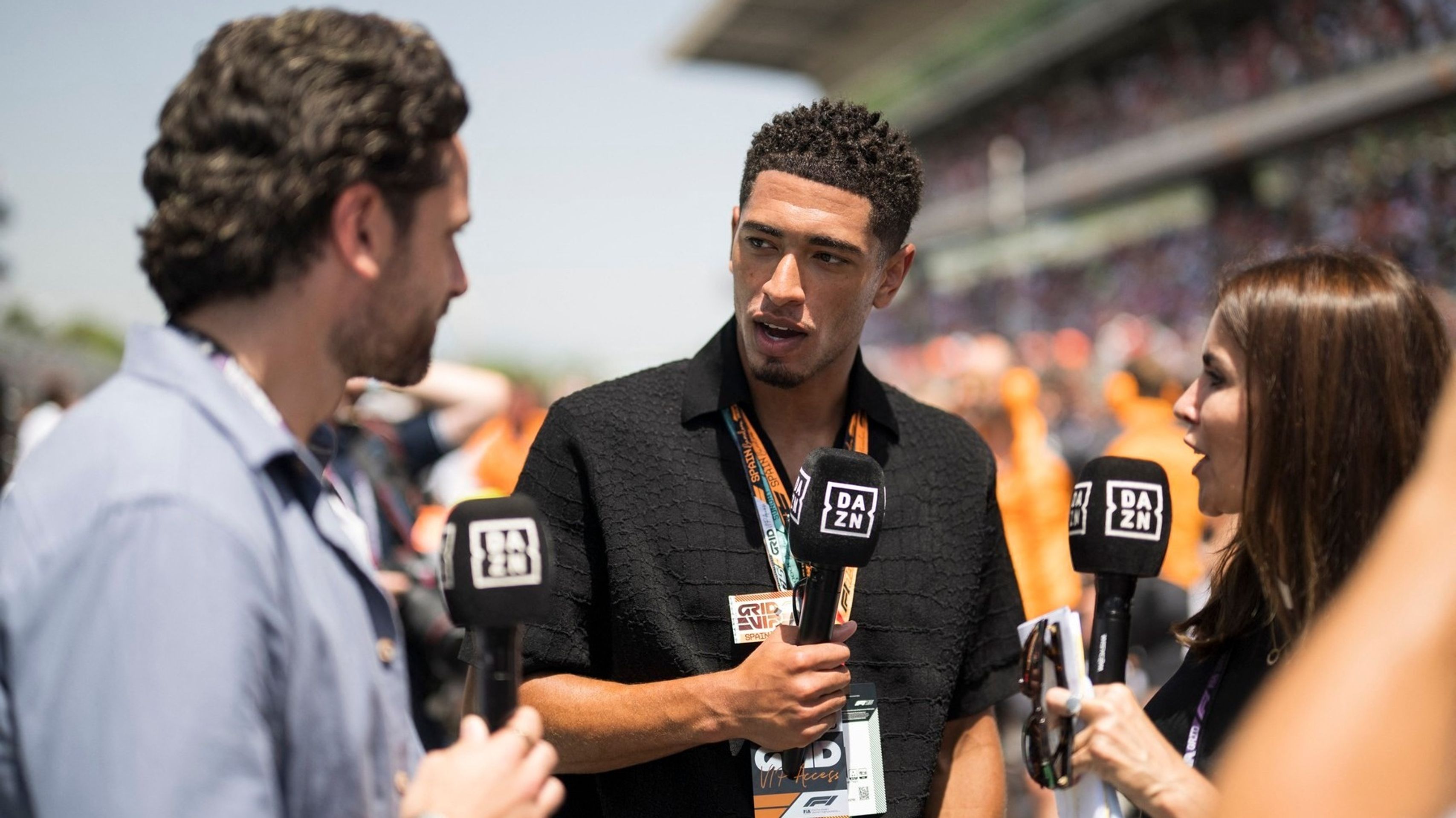 Jude Bellingham (uprostřed) (cropped) - Celebrity na F1 v Barceloně (4/10)