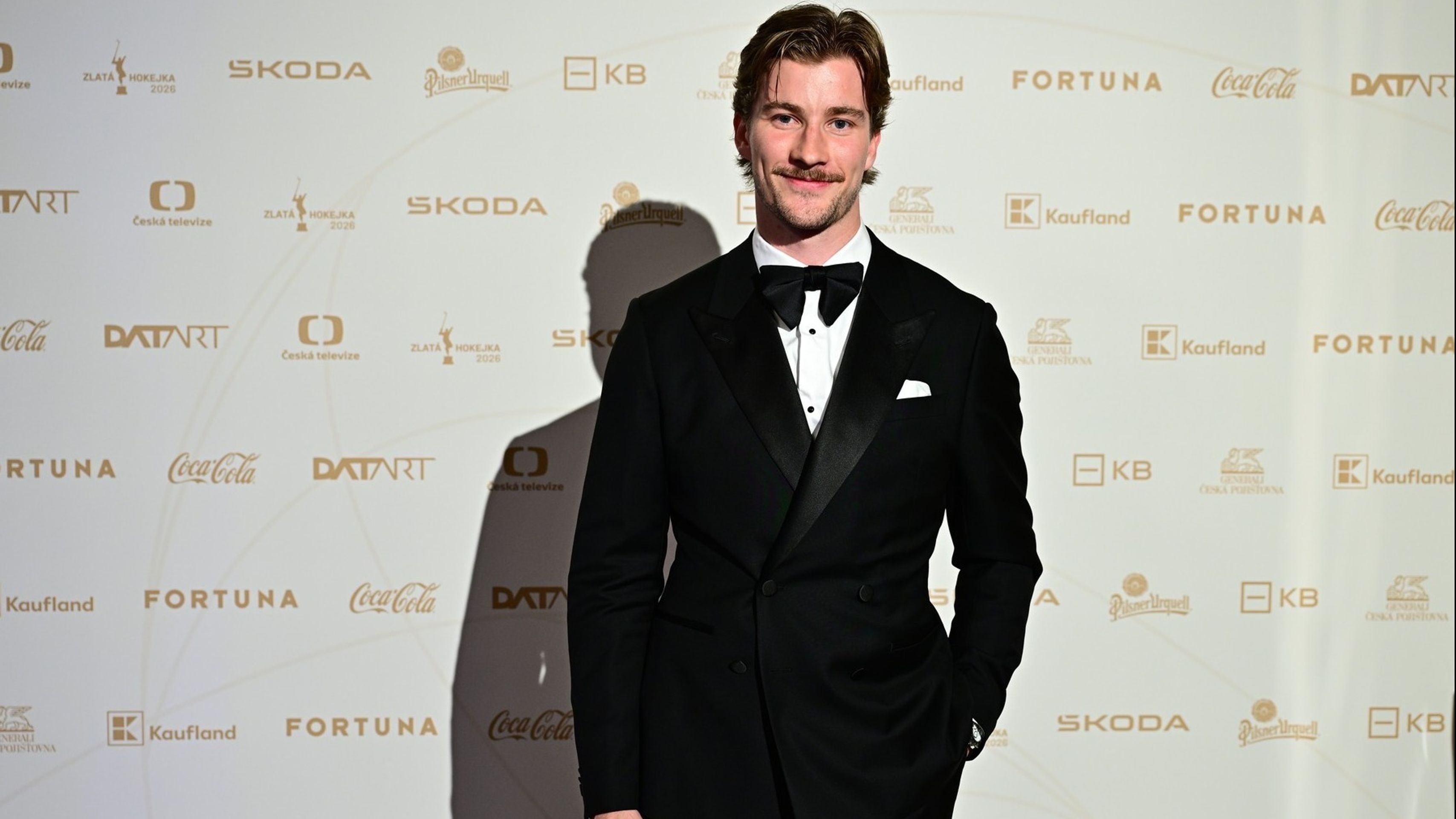Brankář Lukáš Dostál (cropped) - Hokejisté a jejich partnerky na vyhlášení Zlaté hokejky (4/8)