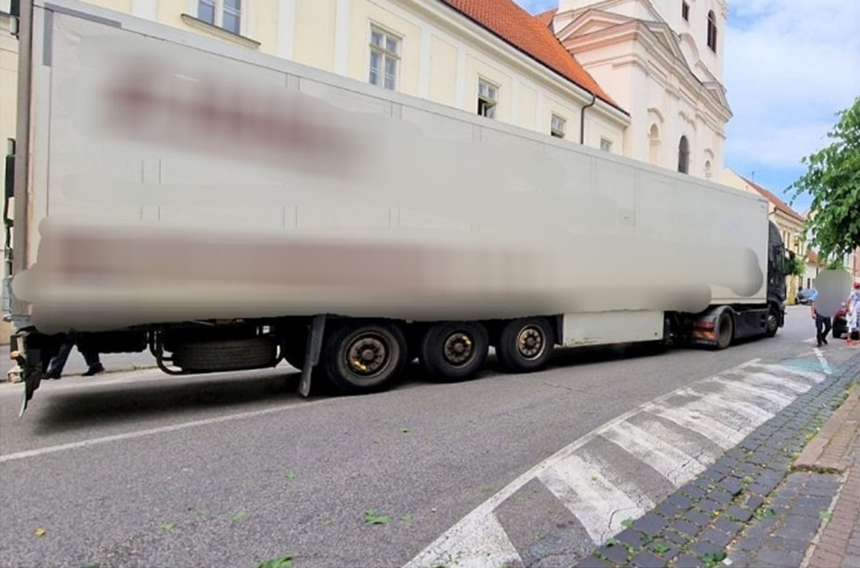 Řidič uvázl s kamionem v centru Trnavy - Kamion uvázlý v centru Trnavy (3/3)