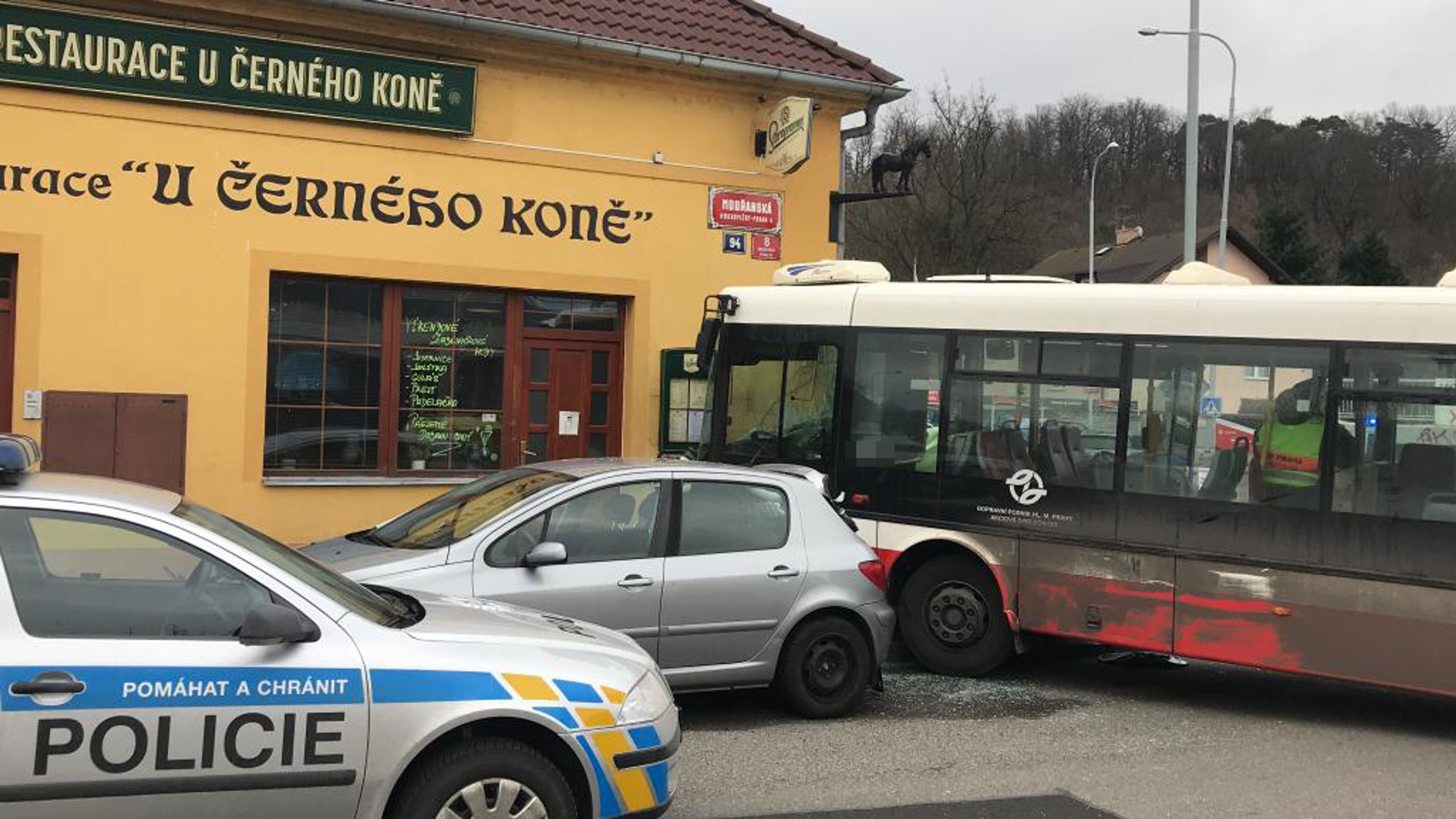 Vážná nehoda autobusu a dvou aut v Modřanech - 5 - GALERIE: Vážná nehoda autobusu a dvou aut v Modřanech (5/6)