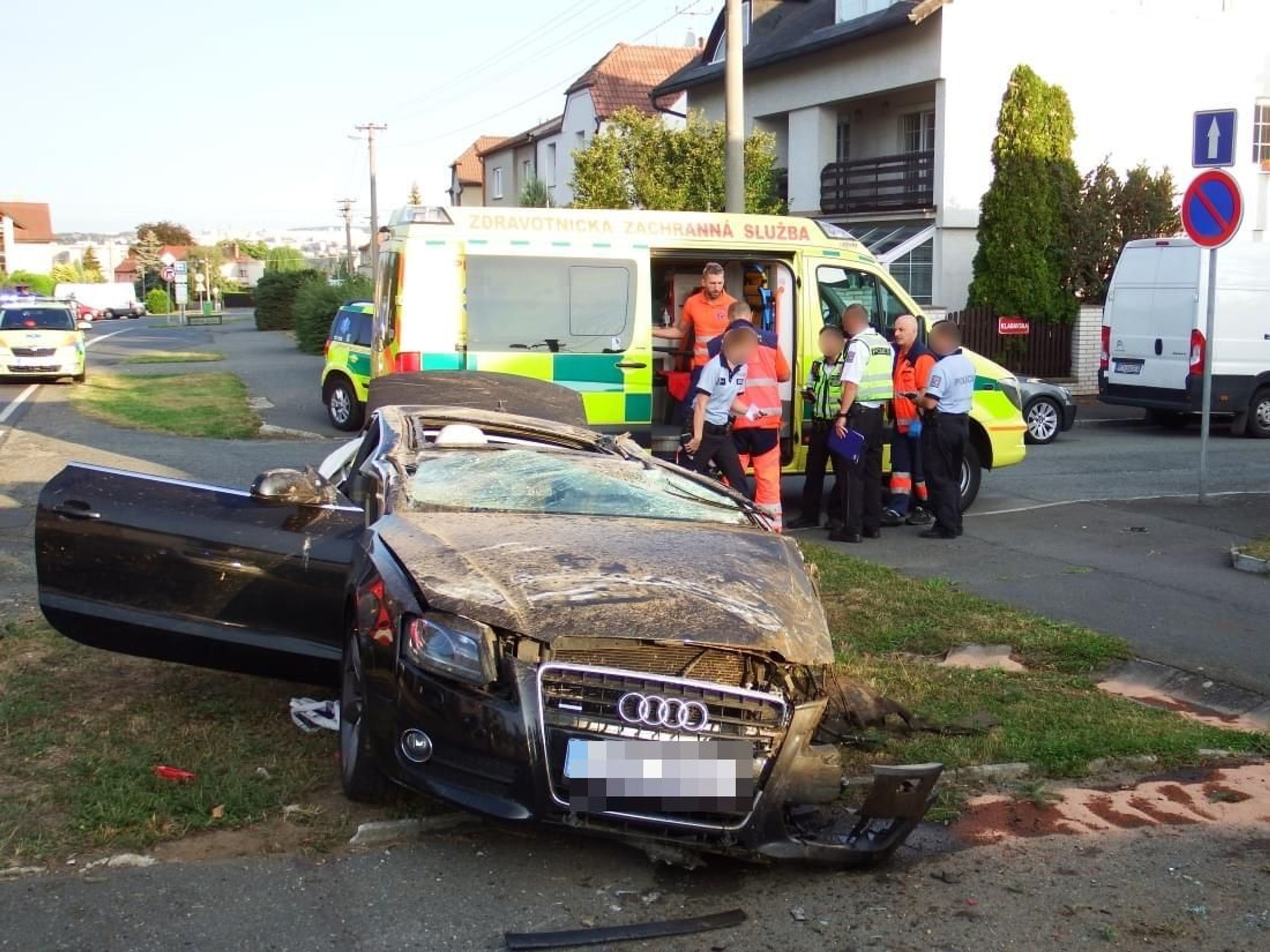 Nehoda Audi v Plzni - 9 - GALERIE: Z Audi zbyl vrak po nehodě na Plzeňsku (9/11)