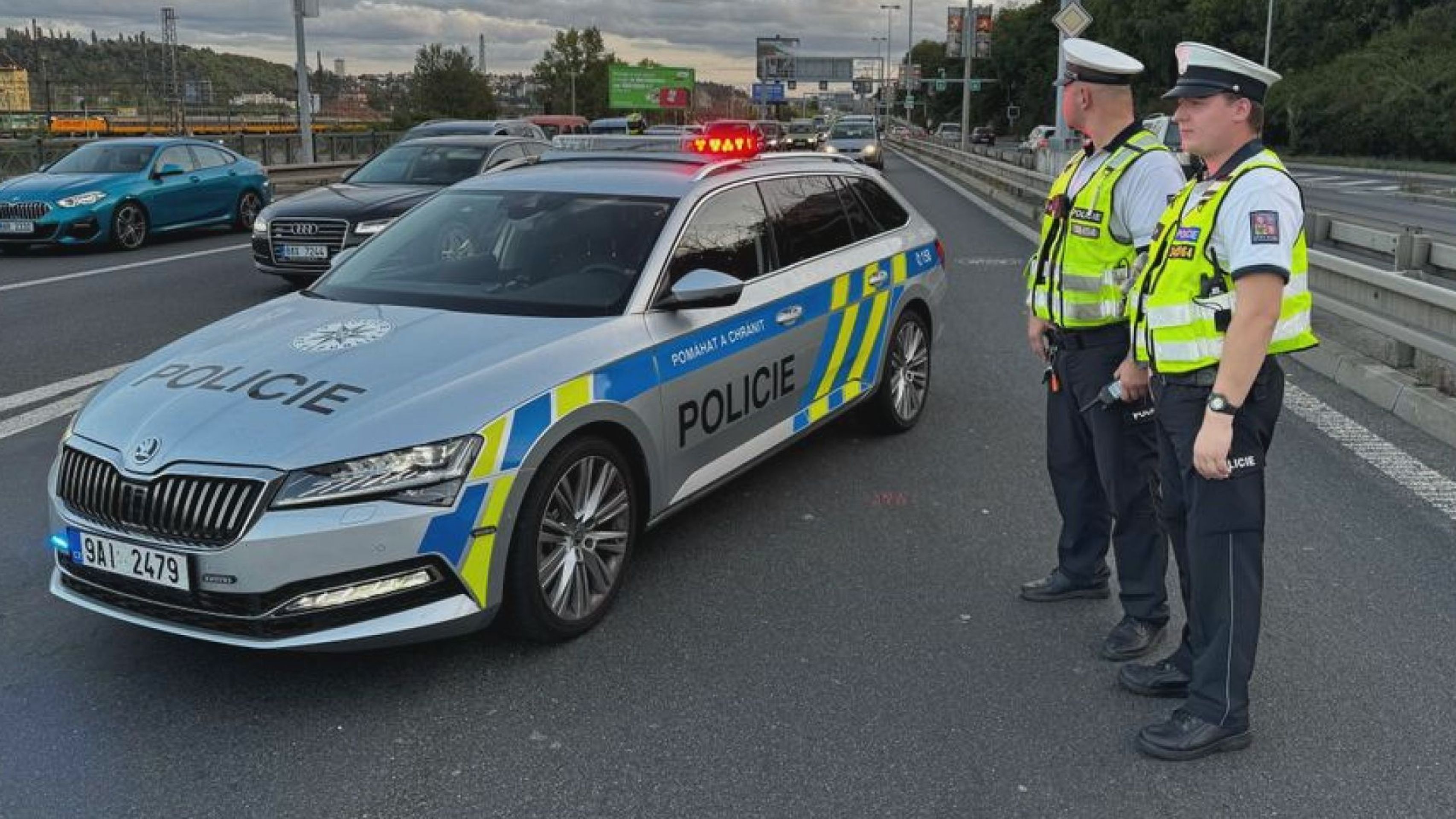 Policisté uzavřeli silnici - Tragická nehoda v tunelu Mrázovka (5/5)