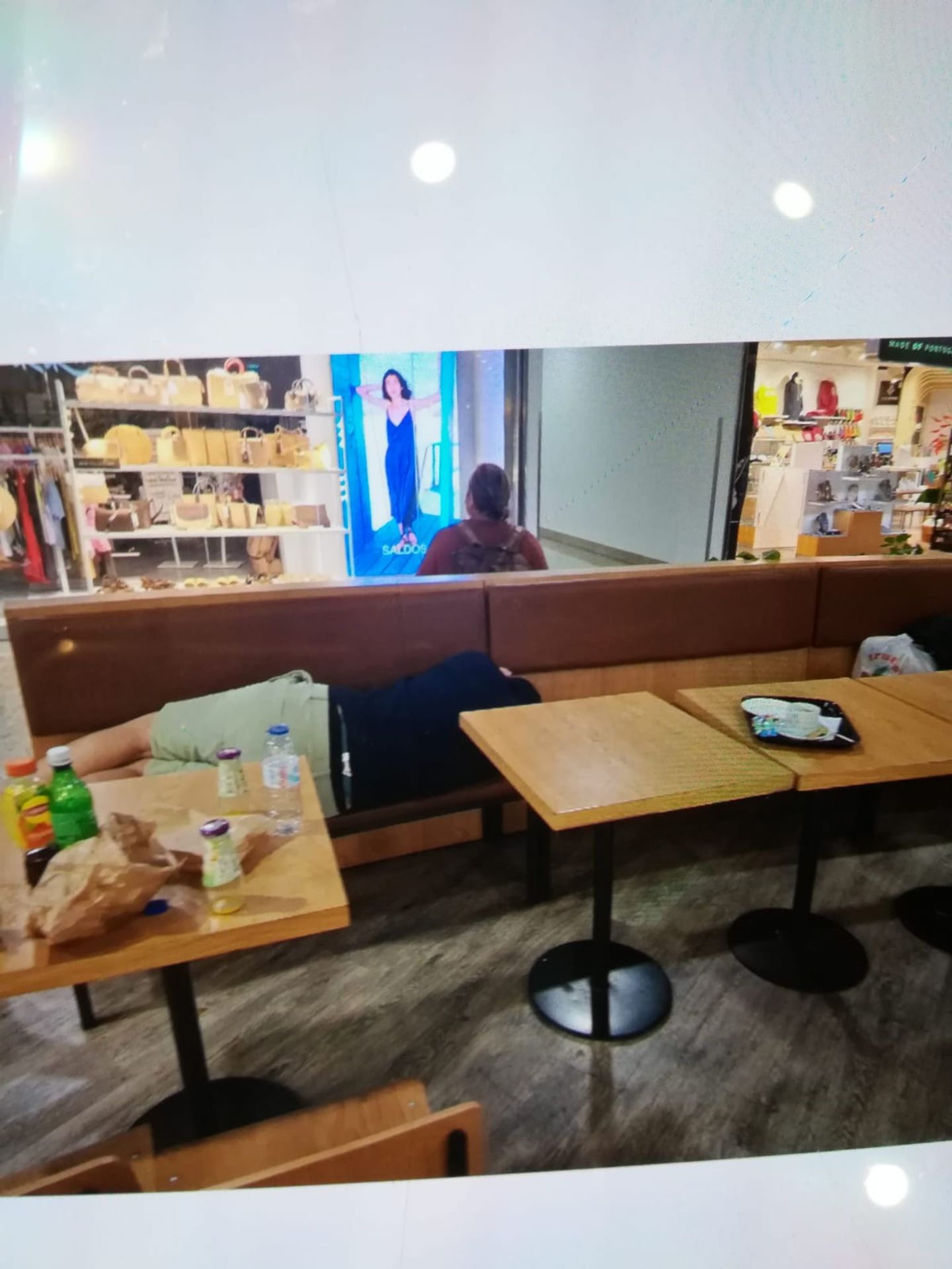 Turisté nocující na letišti v Madeiře - Turisté nocující na letišti v Madeiře (8/8)