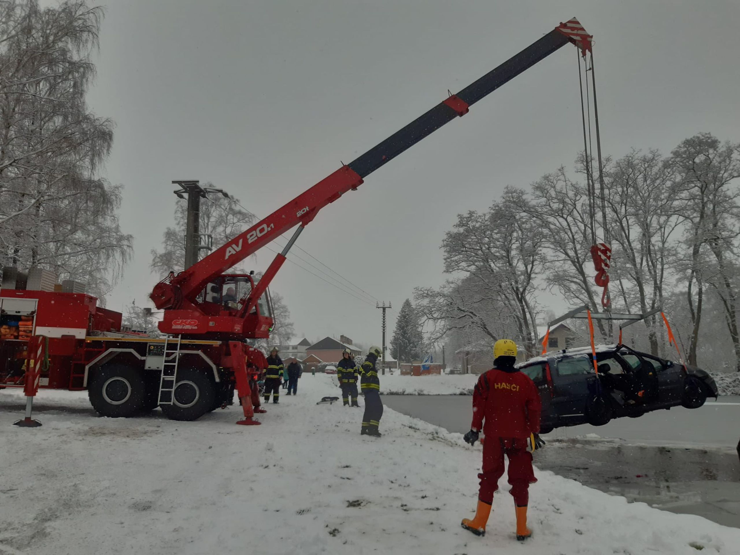 V Dolním Bukovsku skončilo osobní auto v rybníku (3) - Chumelenice komplikuje dopravu (14/20)