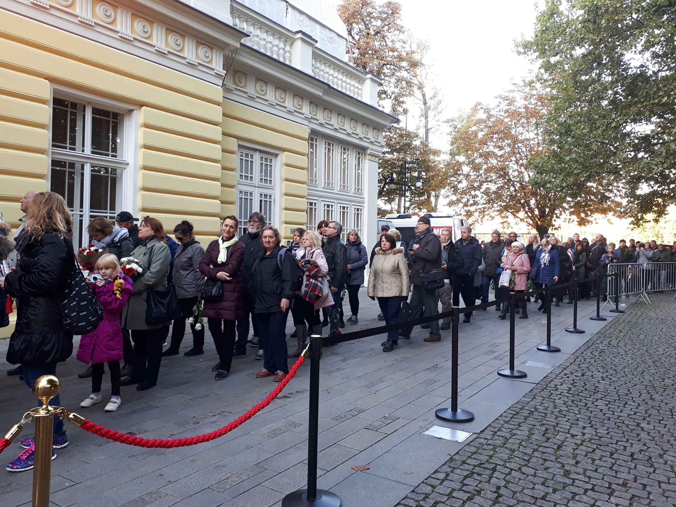 Fronty fanoušků loučících se s Karlem Gottem - GALERIE: Loučení s Karlem Gottem na Slovanském ostrově (15/39)