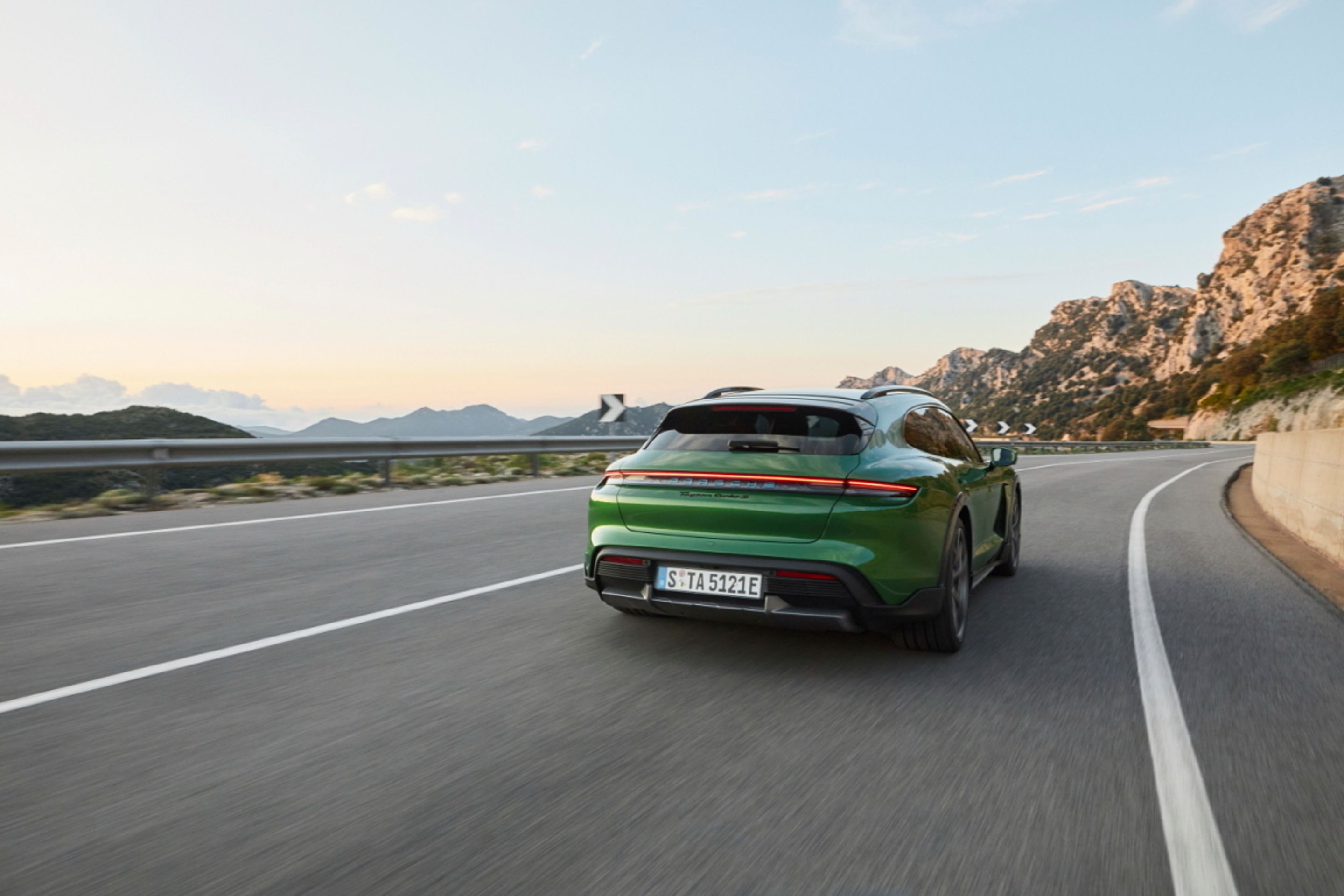 Porsche Taycan Cross Turismo - 9 - Fotogalerie: První elektrický kombík - Porsche Taycan Cross Turismo (5/19)
