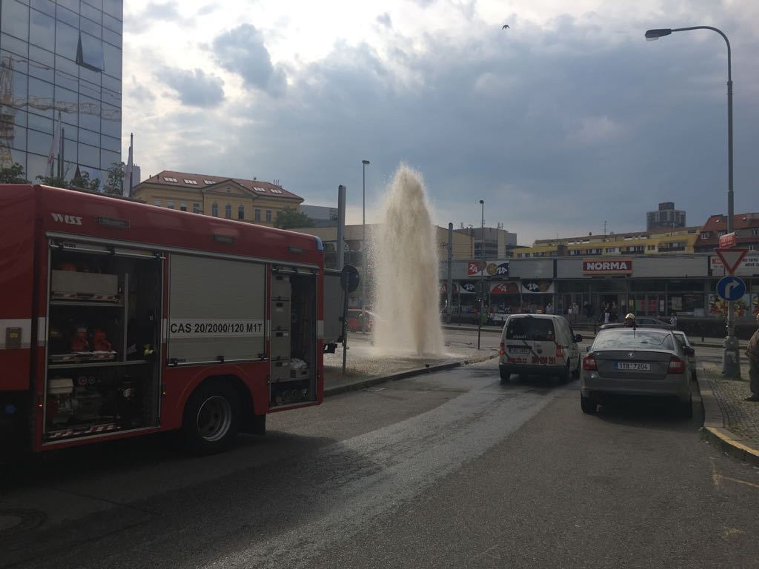Auto přerazilo hydrant ve Vysočanech - 2 - GALERIE: Auto na Vysočanské přerazilo hydrant (6/8)