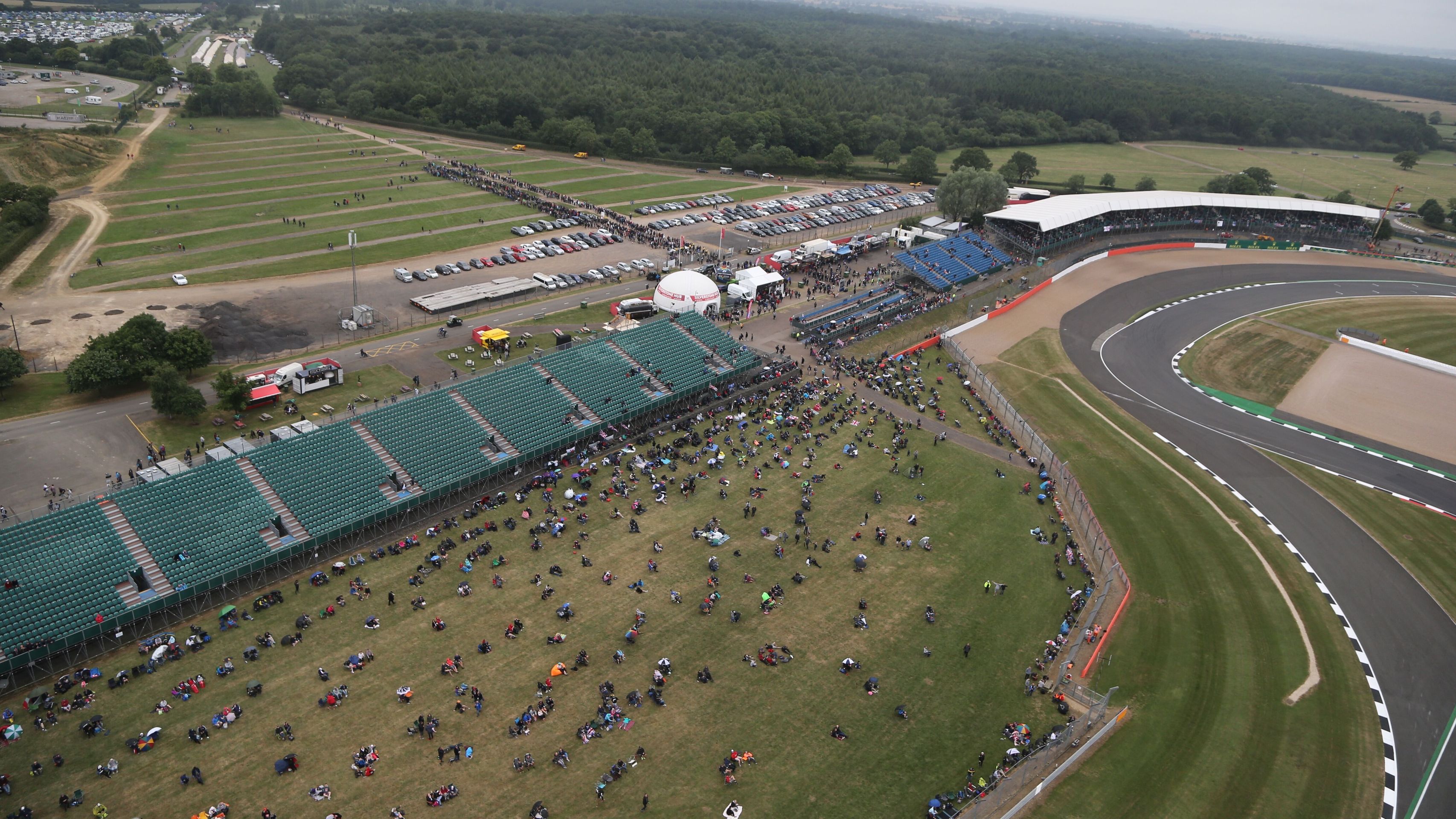 Diváci na britském Silverstonu - Okruh Silverstone ve Velké Británii (3/3)