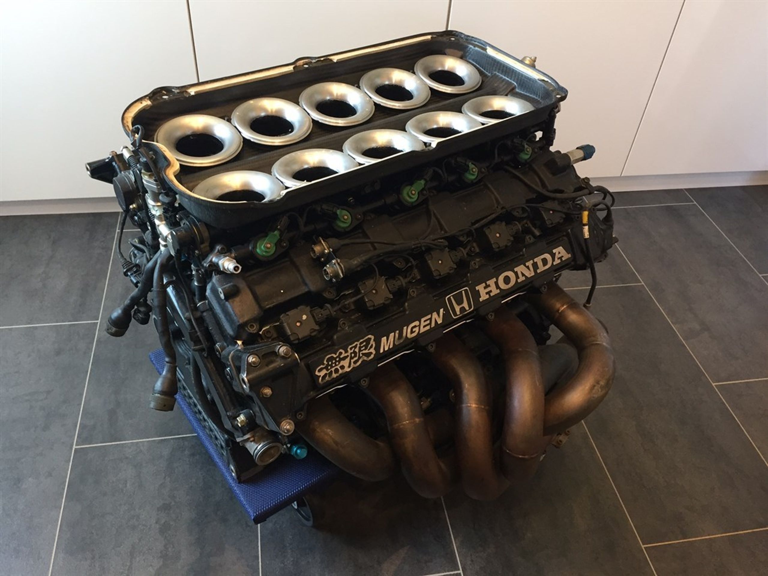 motor - 11 - FOTOGALERIE: Motor V10 z formule 1 je na prodej! (2/7)