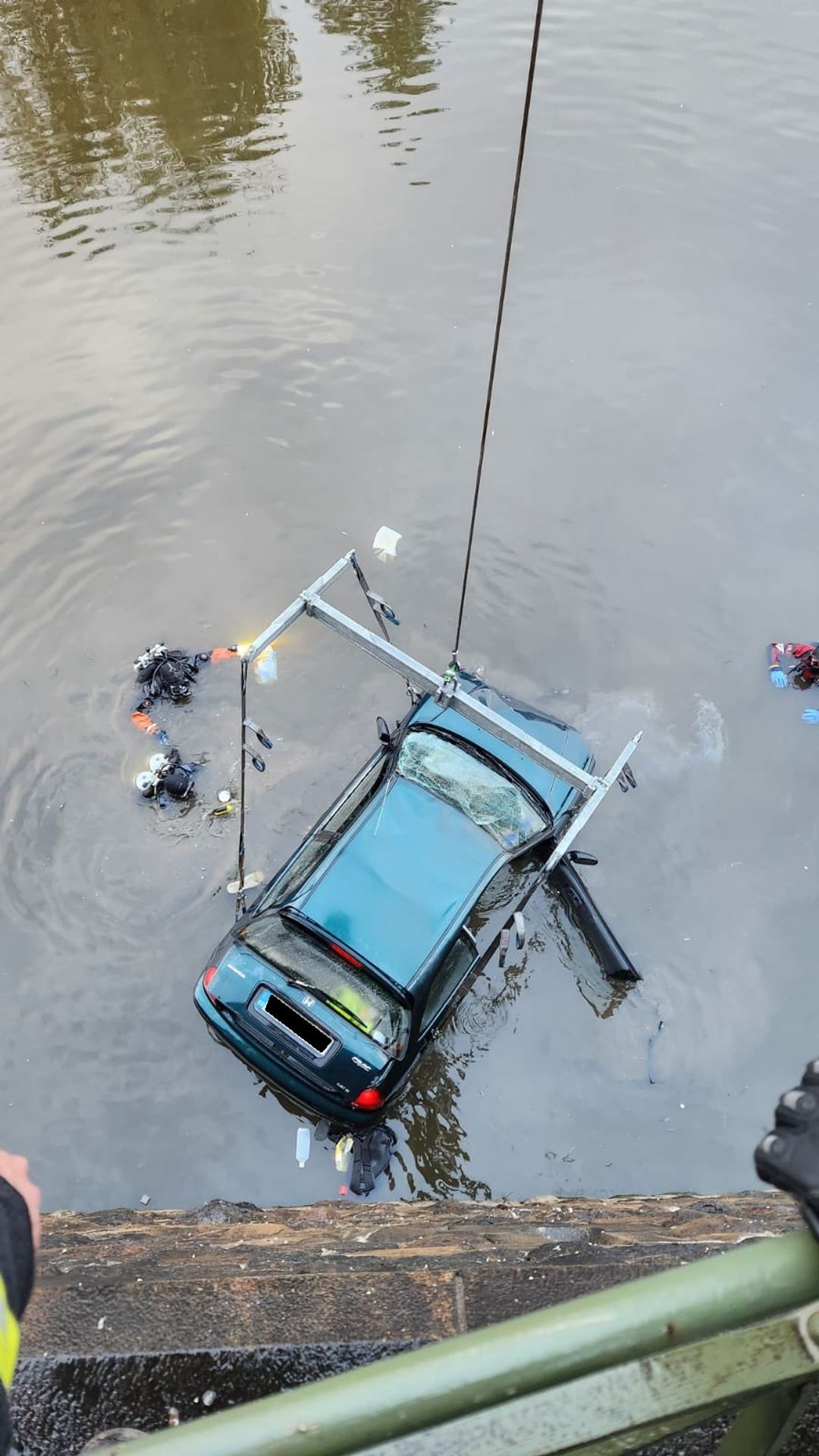 Auto ve Vltavě - Auto ve Vltavě (1/10)