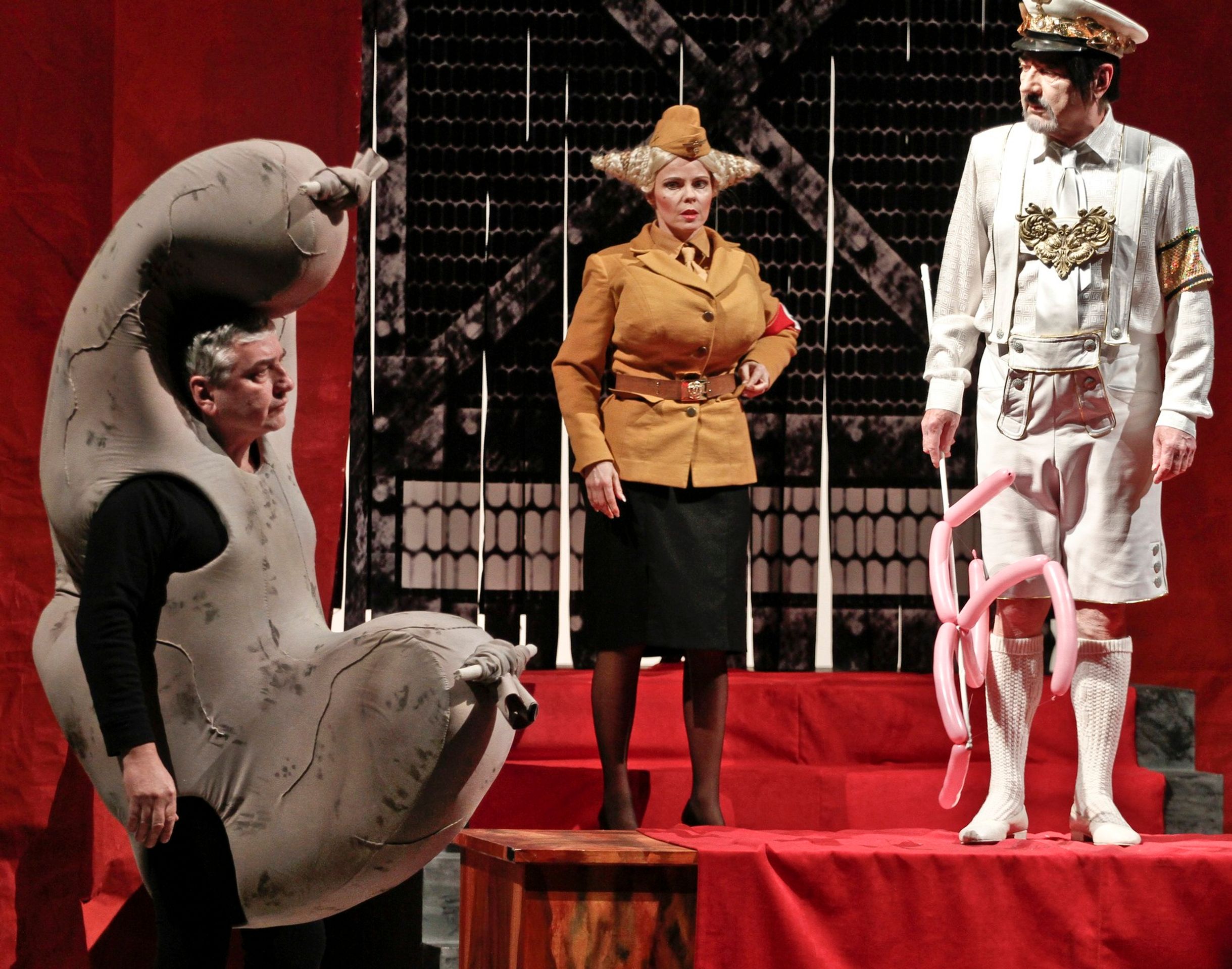 Zleva Miroslav Donutil, Hana Igonda Ševčíková, Rudolf Stärz v činohře Být či nebýt, 2011 - Rudolf Stärz (2/8)