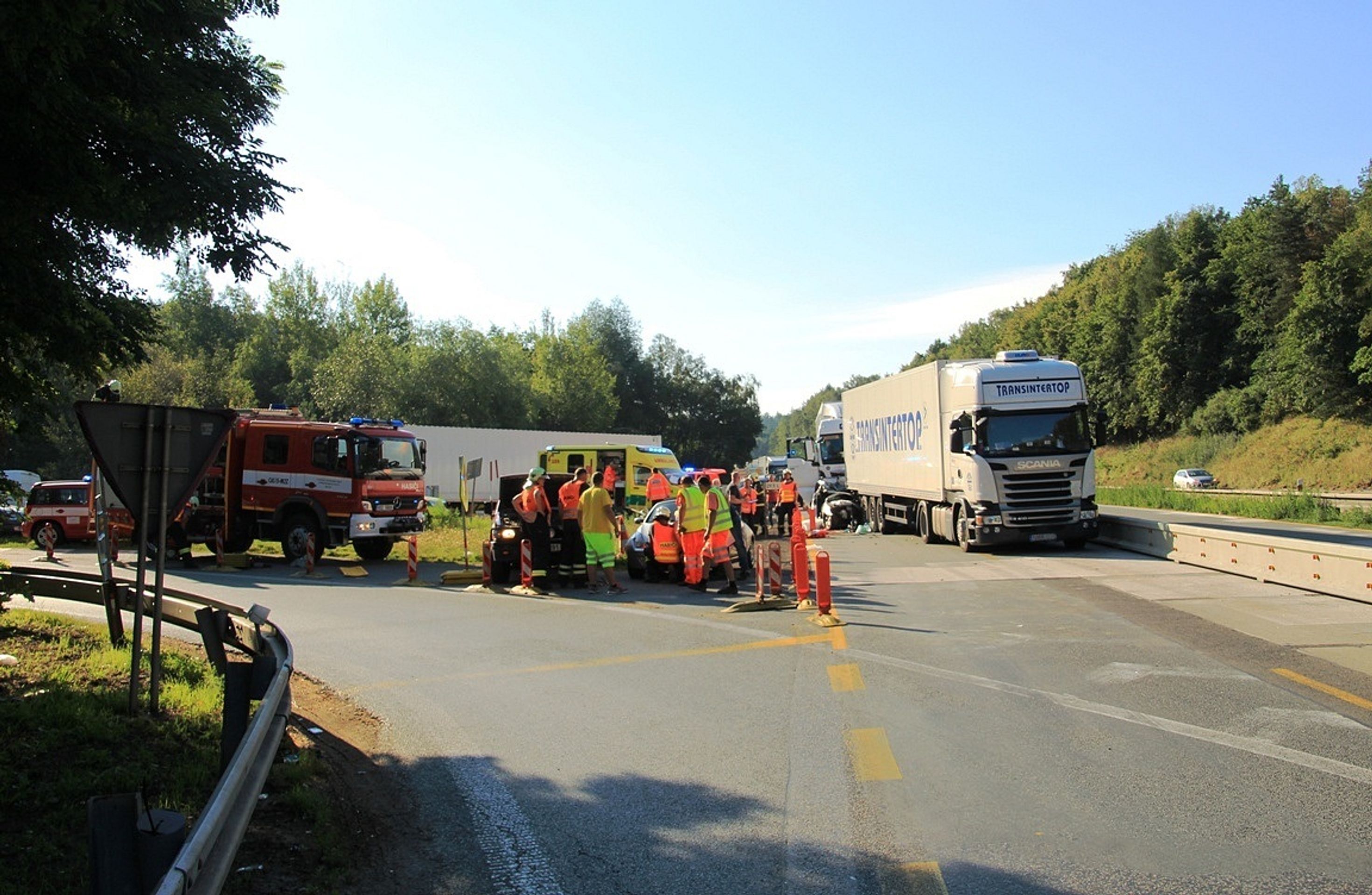 Hromadná nehoda na dálnici D1 - GALERIE: Slisované auto na dálnici D1 (12/12)