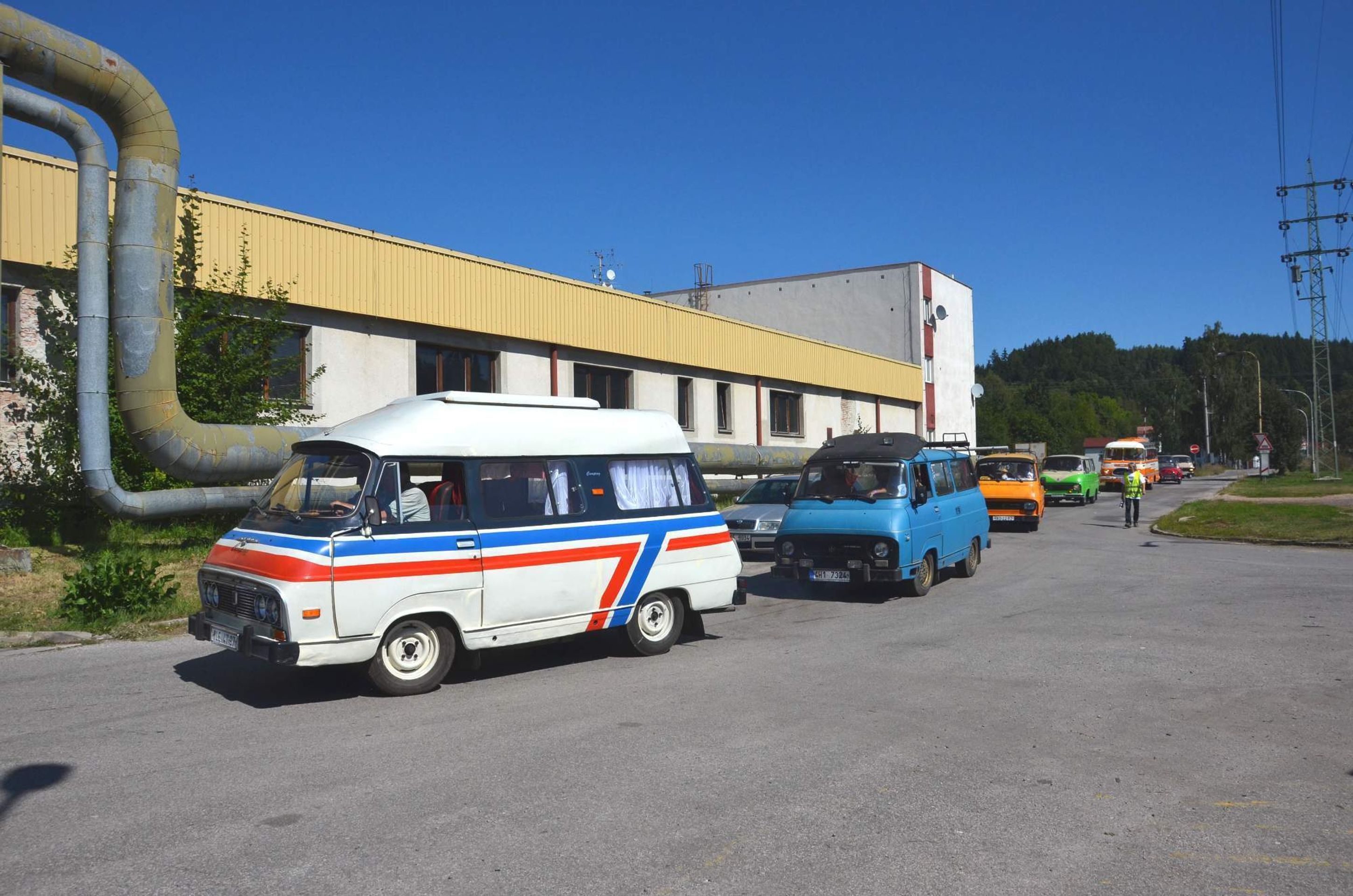 Kultovní Škoda 1203 - 66 - Fotogalerie: Kultovní “dvanda“ slaví. Podívejte se na originální úpravy (27/39)