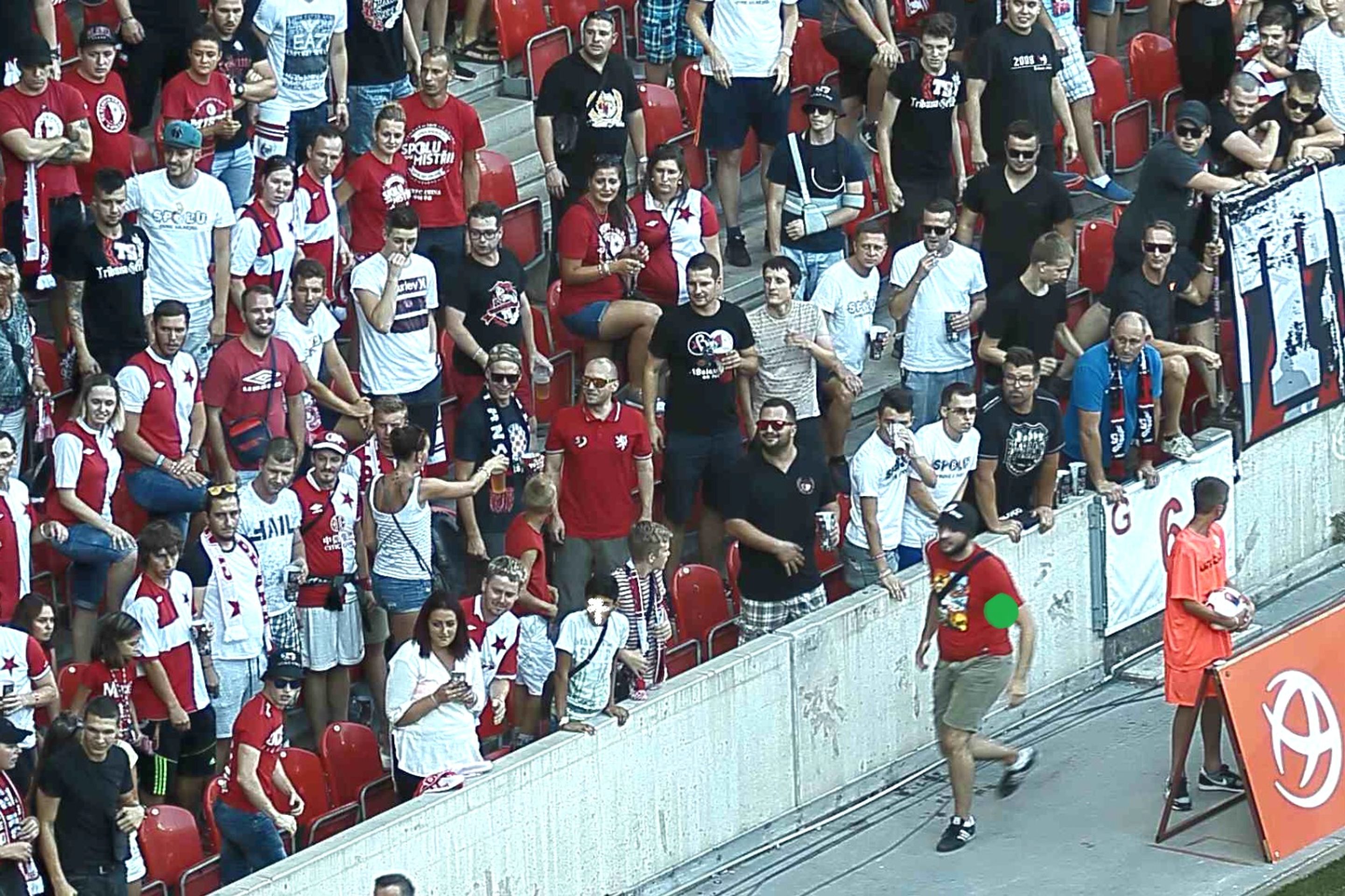 Pátrání po mužích podezřelých z výtržnictví na fotbalovém stadionu - 5 - GALERIE: Pátrání po mužích podezřelých z výtržnictví na fotbalovém stadionu (3/9)