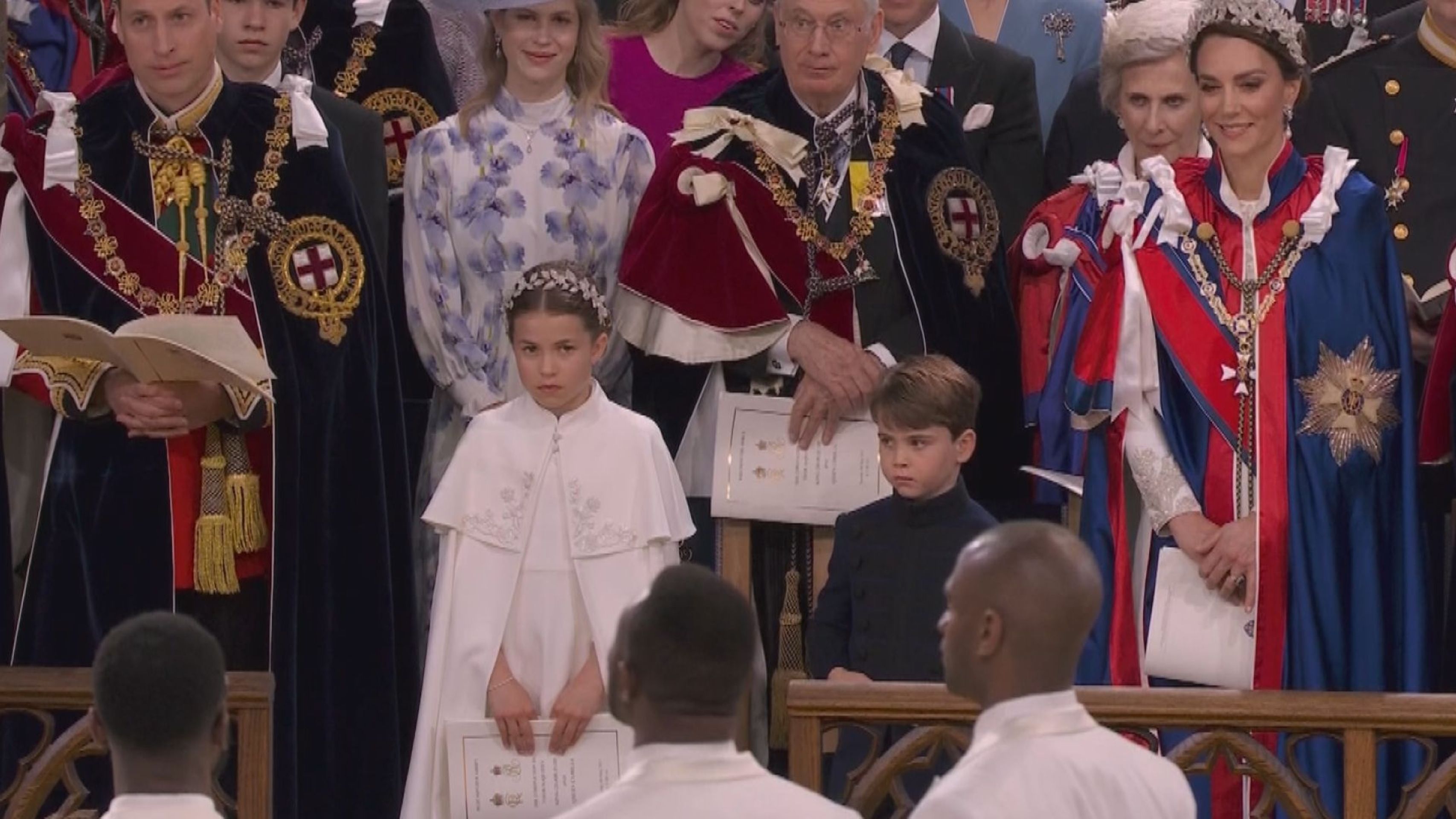 Princ Louis a princezna Charlotte během korunovace - Korunovace Karla III. (24/50)