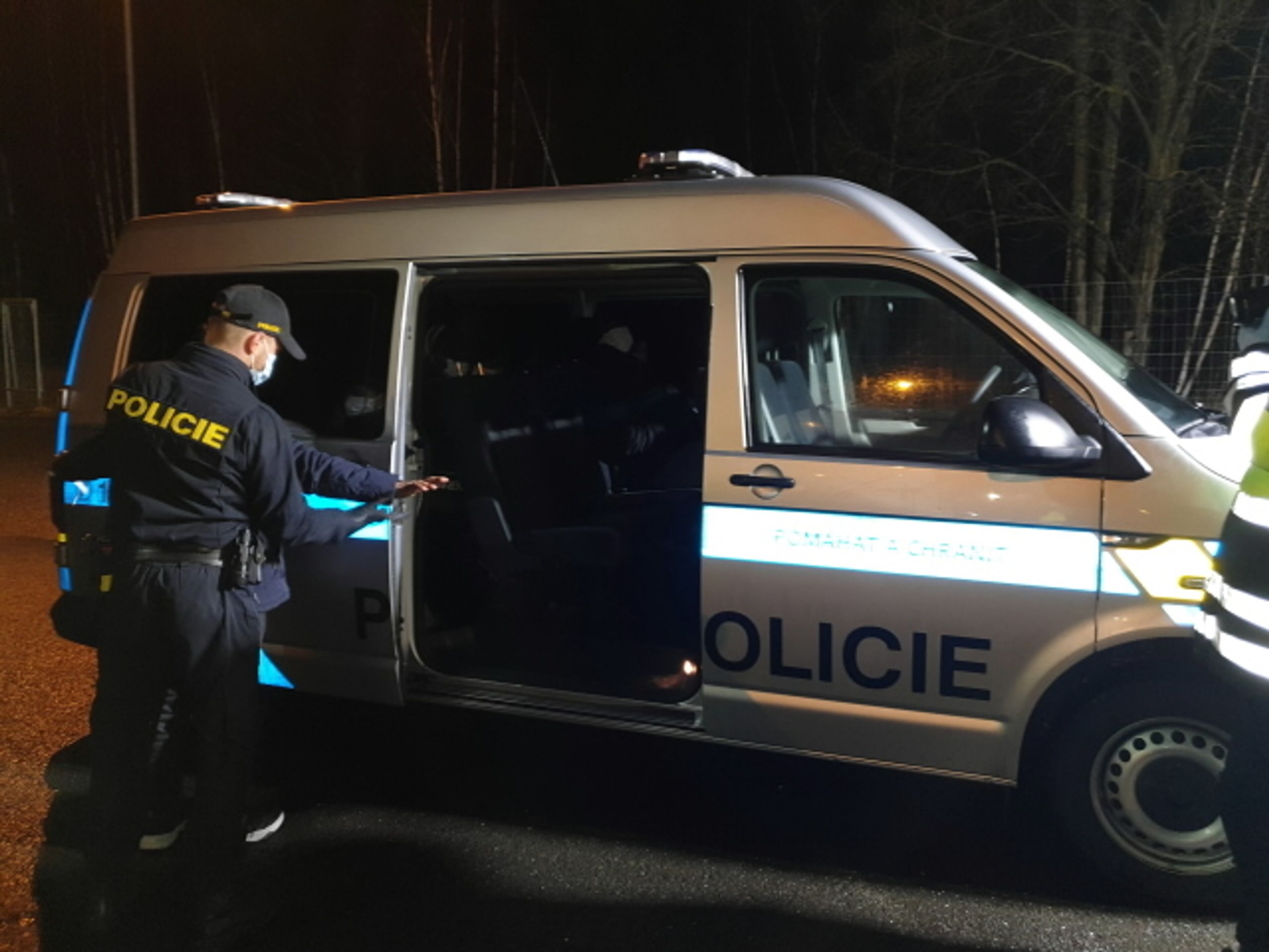 Celorepubliková policejní akce „KAMION“ - 7 - GALERIE: Policisté našli v kamionu 11 uprchlíků (7/10)
