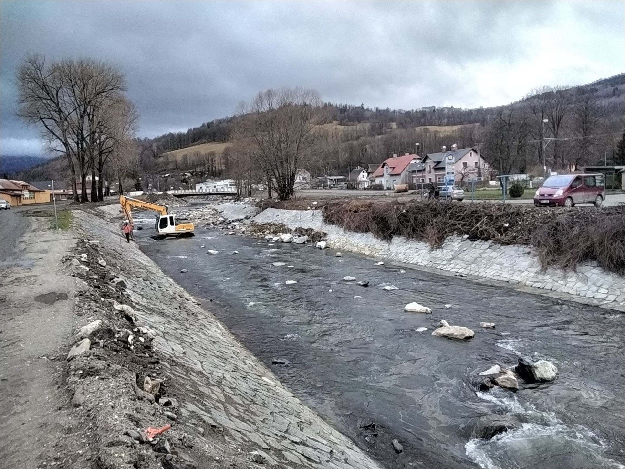 Únik oleje z bagru na řece Bělé v České Vsi (2) - Únik oleje z bagru na řece Bělé v České Vsi (1/3)