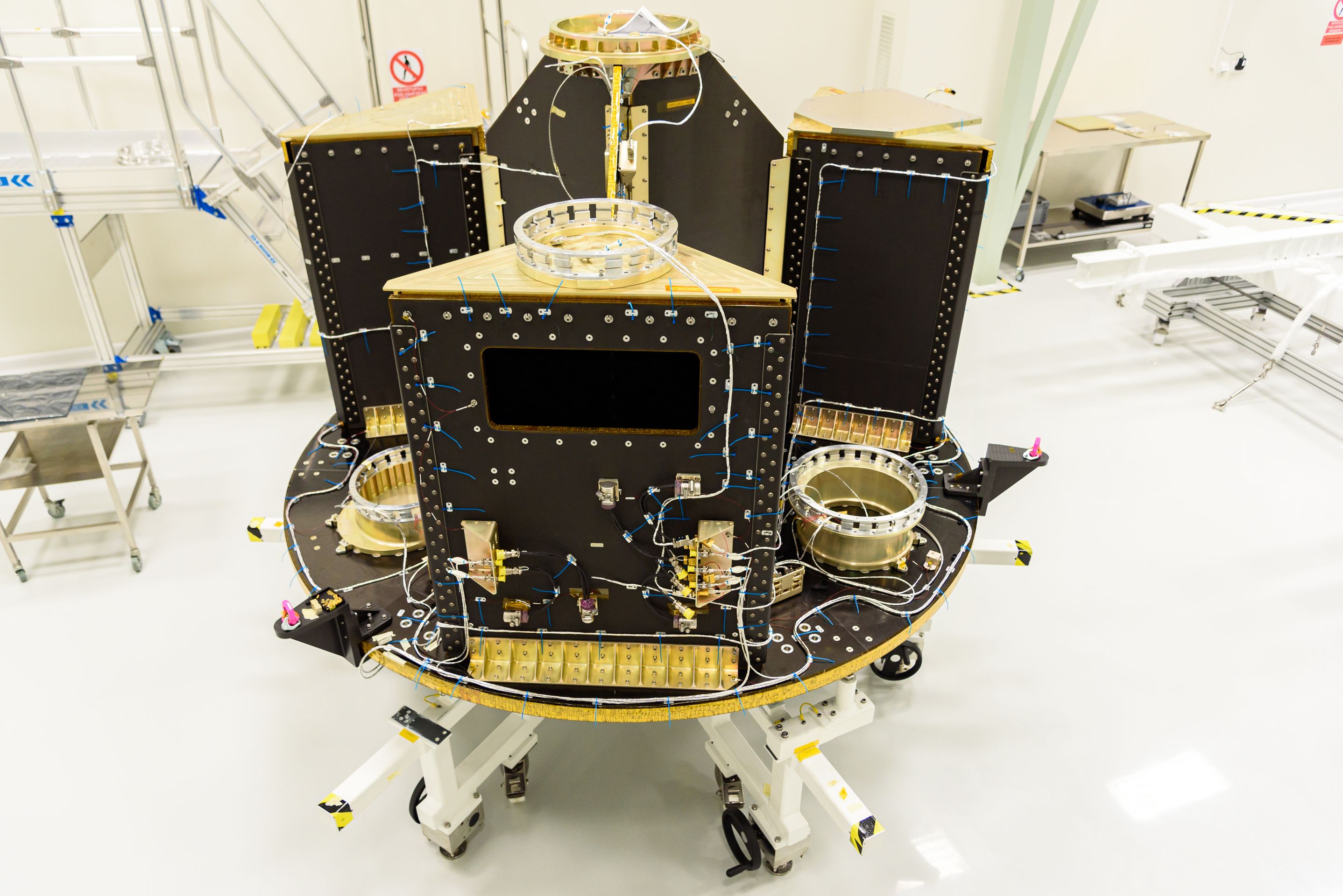 Češi vyvinuli nosič pro raketu VEGA - 8 - Galerie: Česká vlajka bude poprvé na plášti evropské rakety (2/9)
