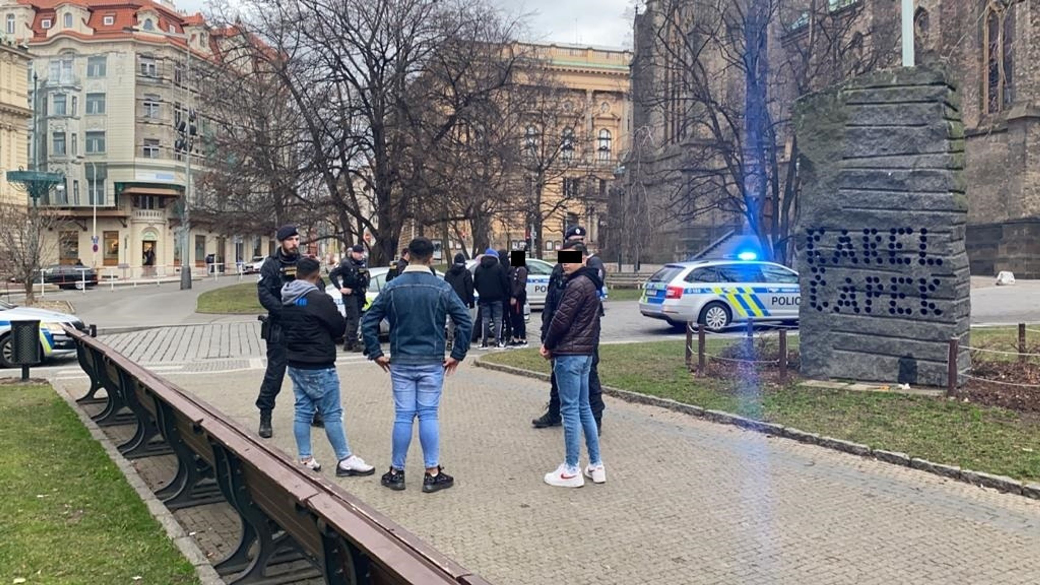 Policisté nejspíš překazili velkou bitku dětí v centru Prahy - 1 - GALERIE: Policisté v centru Prahy překazili bitku desítek dětí (7/7)