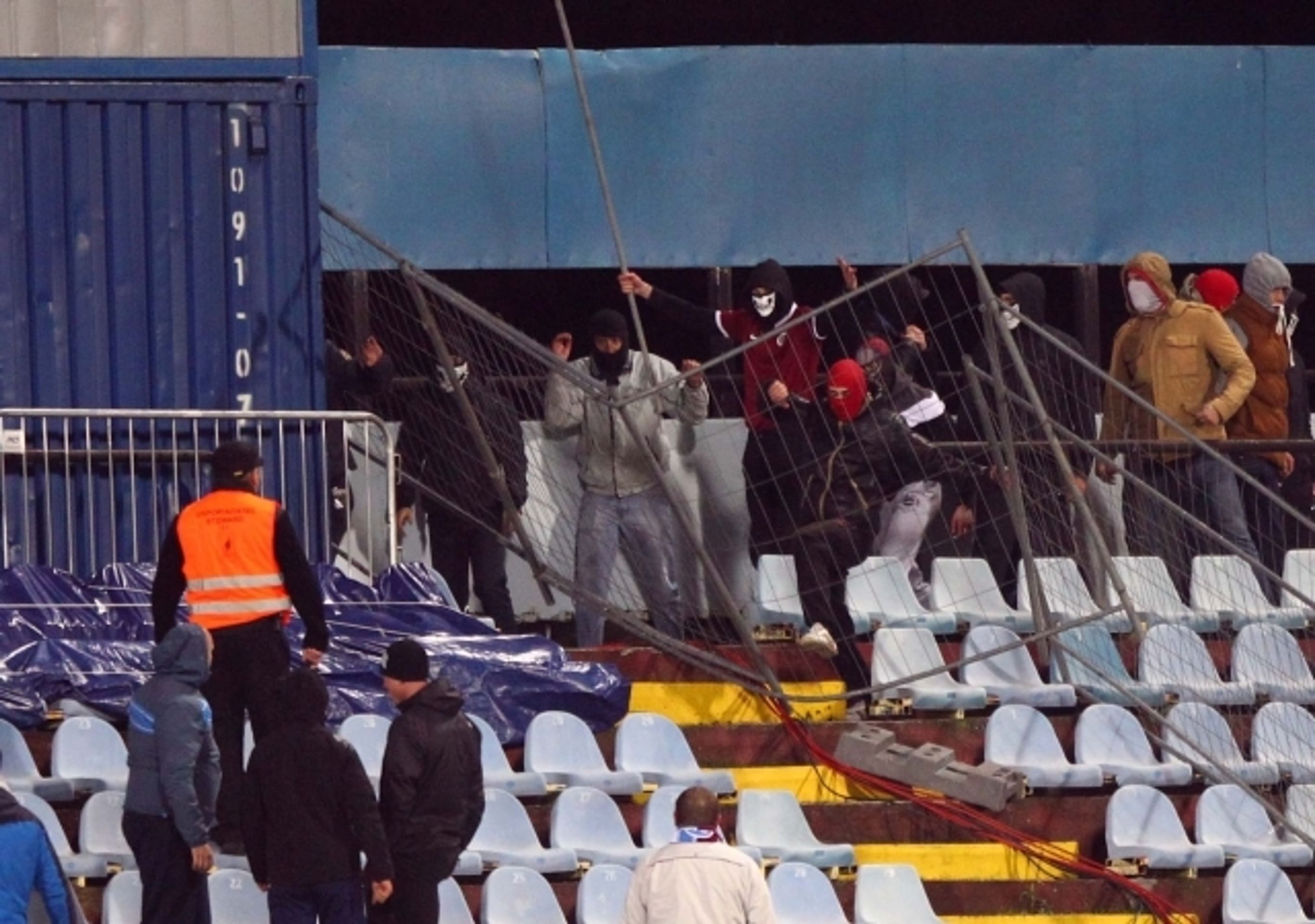 Řádění chuligánů na zápase Slovan - Sparta - 8 - GALERIE: Řádění chuligánů na zápase Slovan - Sparta (8/10)