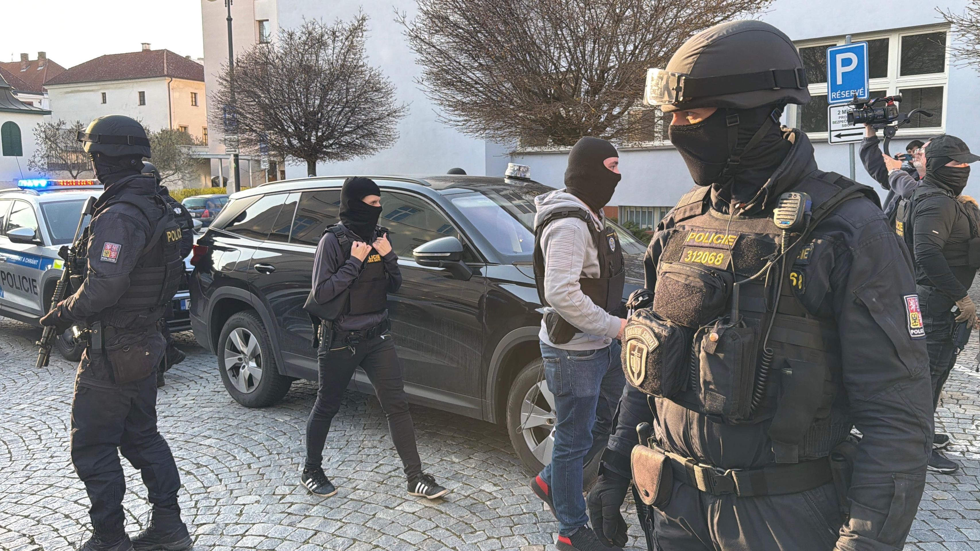 Zadržení pachatelé žhářského útoku v Pardubicích - Zadržení pachatelé žhářského útoku v Pardubicích (3/12)