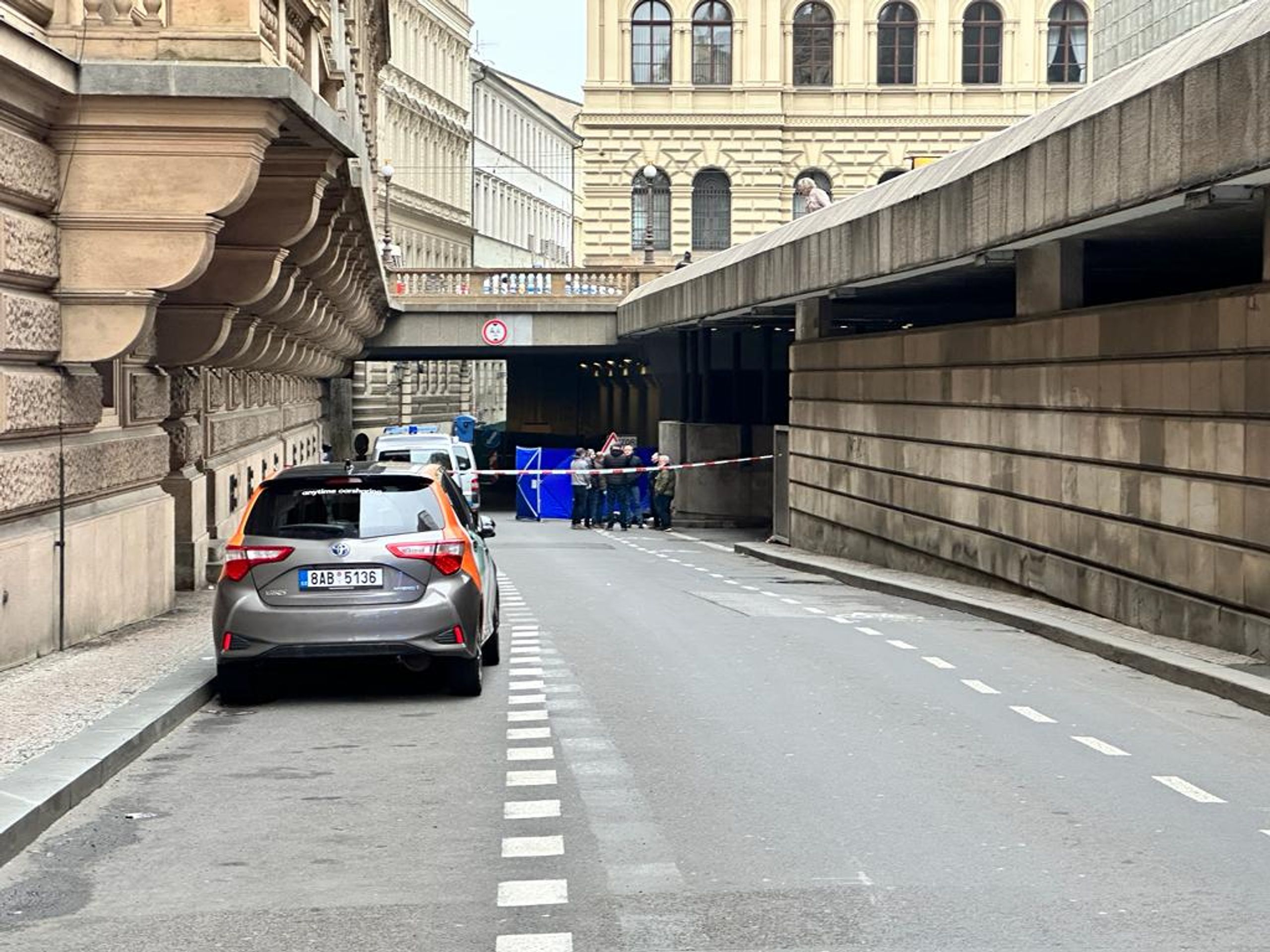 Pád muže u Národního divadla - Pád muže u Národního divadla (6/8)