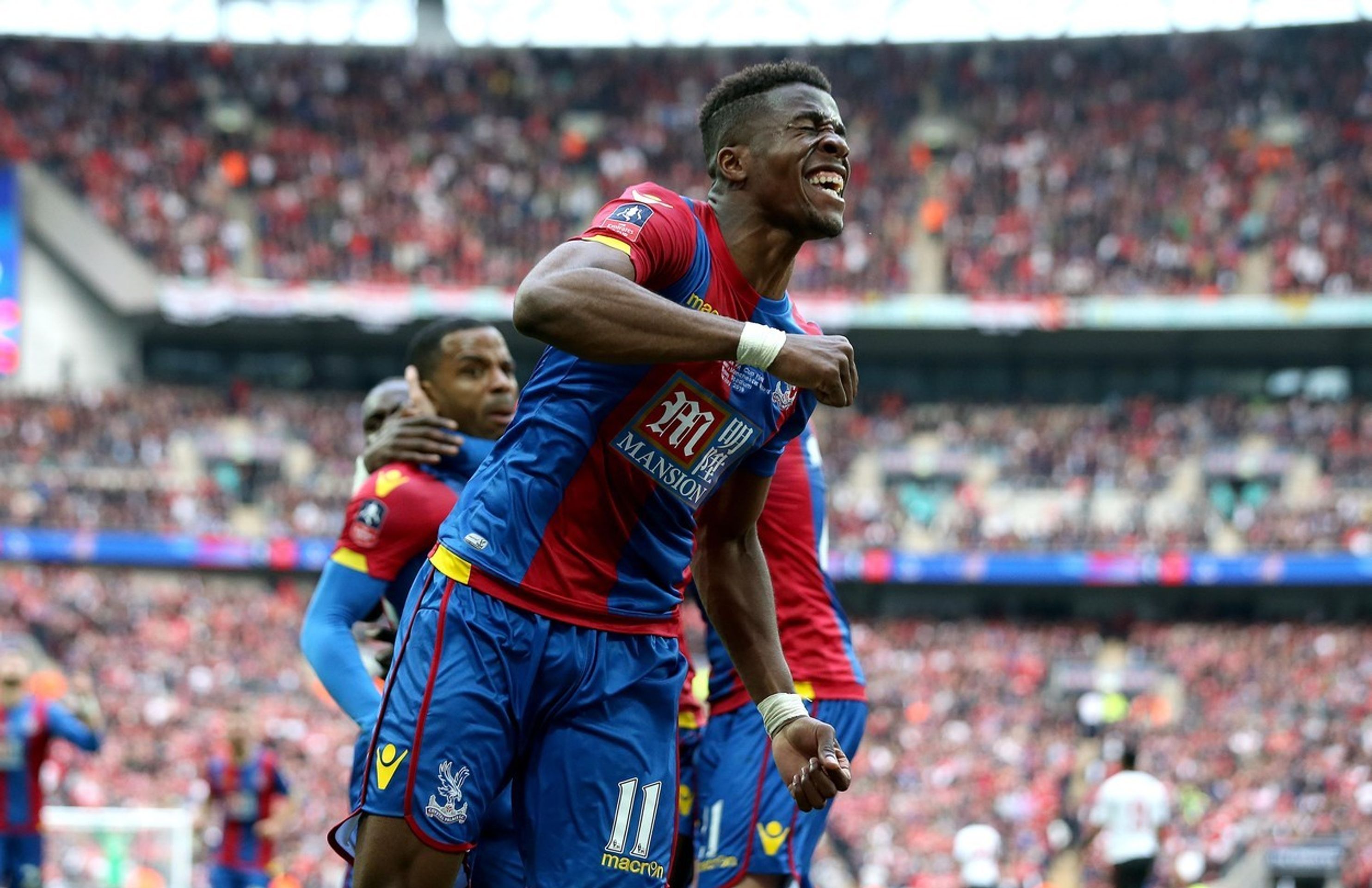 Wilfried Zaha slaví Puncheonův gól - Finále FA Cupu: Crystal Palace - Manchester United (6/9)