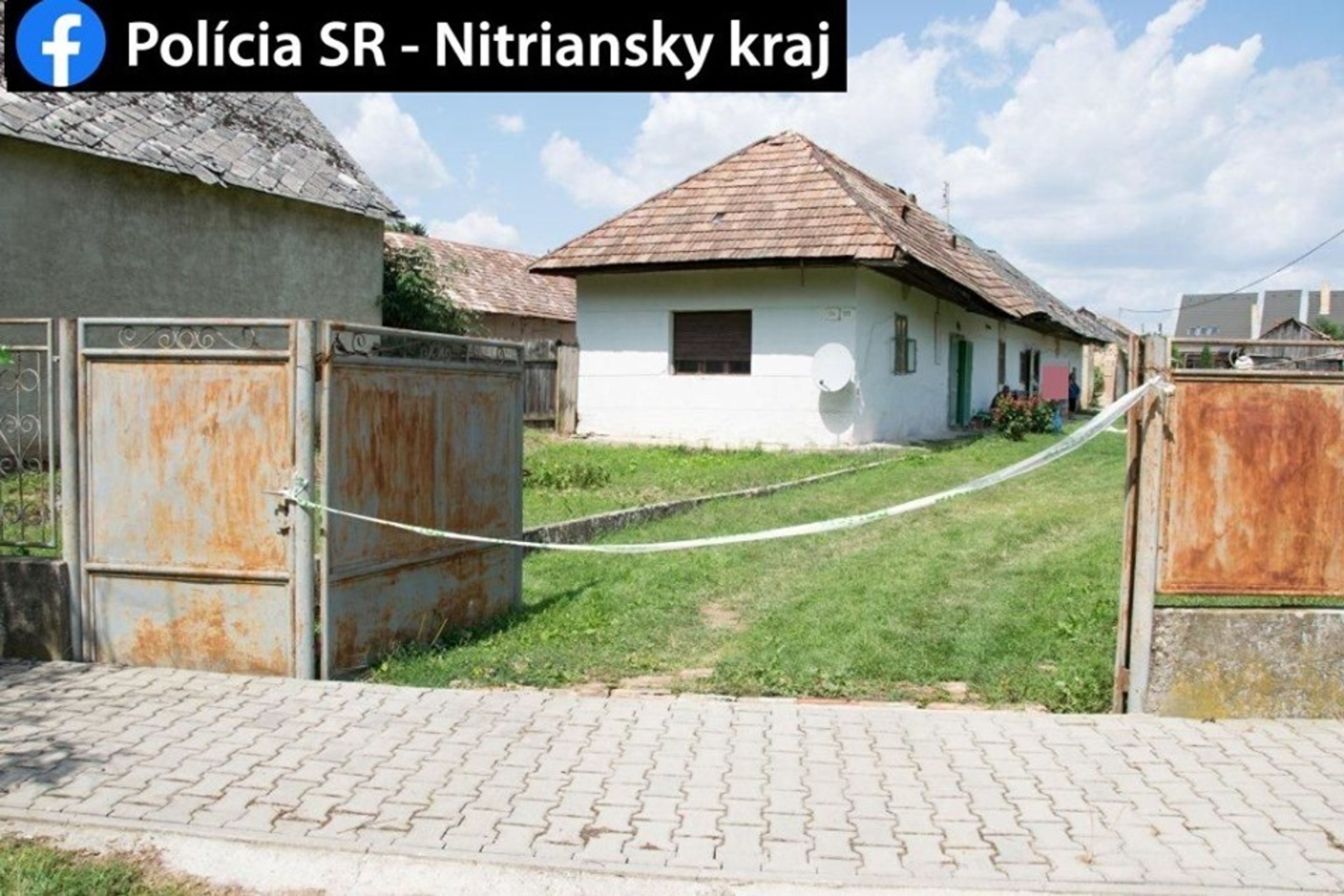 Muž narazil autem do venkovního záchodu, který spadl a usmrtil muže stojícího za ním - 7 - GALERIE: Neštěstí na dvoře rodinného domu (7/9)