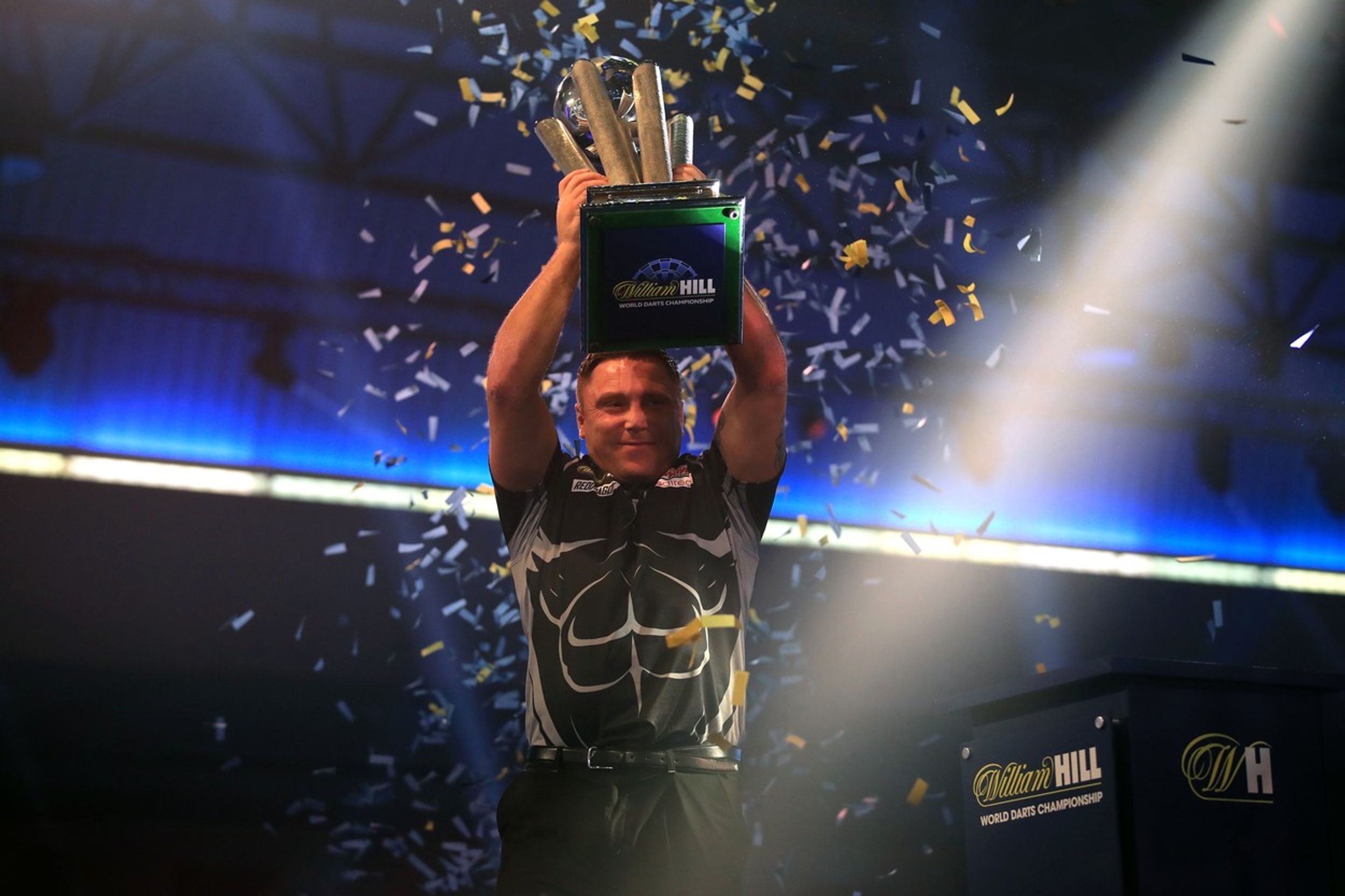 Gerwyn Price s trofejí pro mistra světa - GALERIE: Gerwyn Price je novým šipkařským mistrem světa! (2/8)