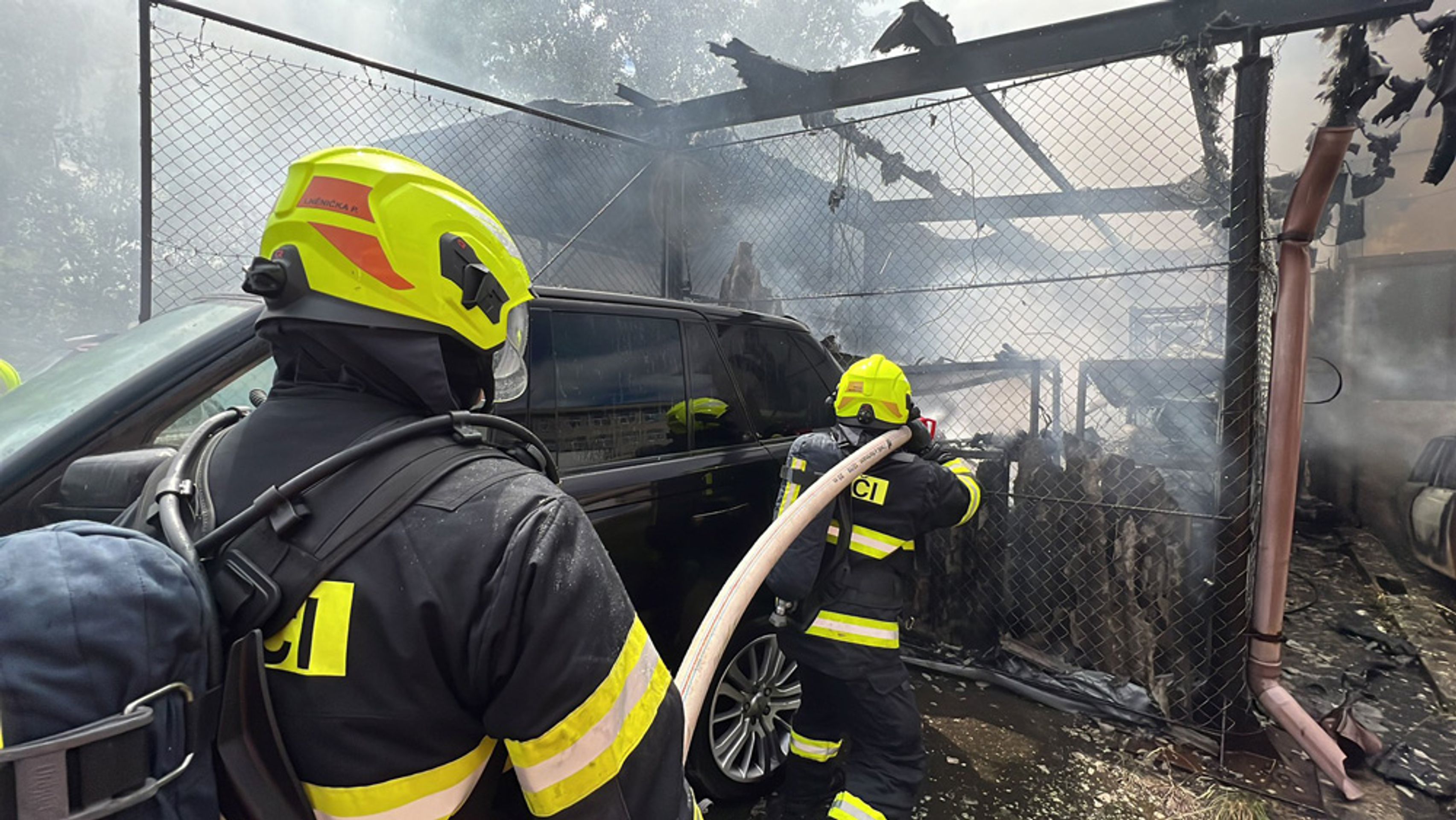 Požár autoservisu v Běchovicích (16) - Několik jednotek zasahuje u požáru autoservisu v Běchovicích (1/17)