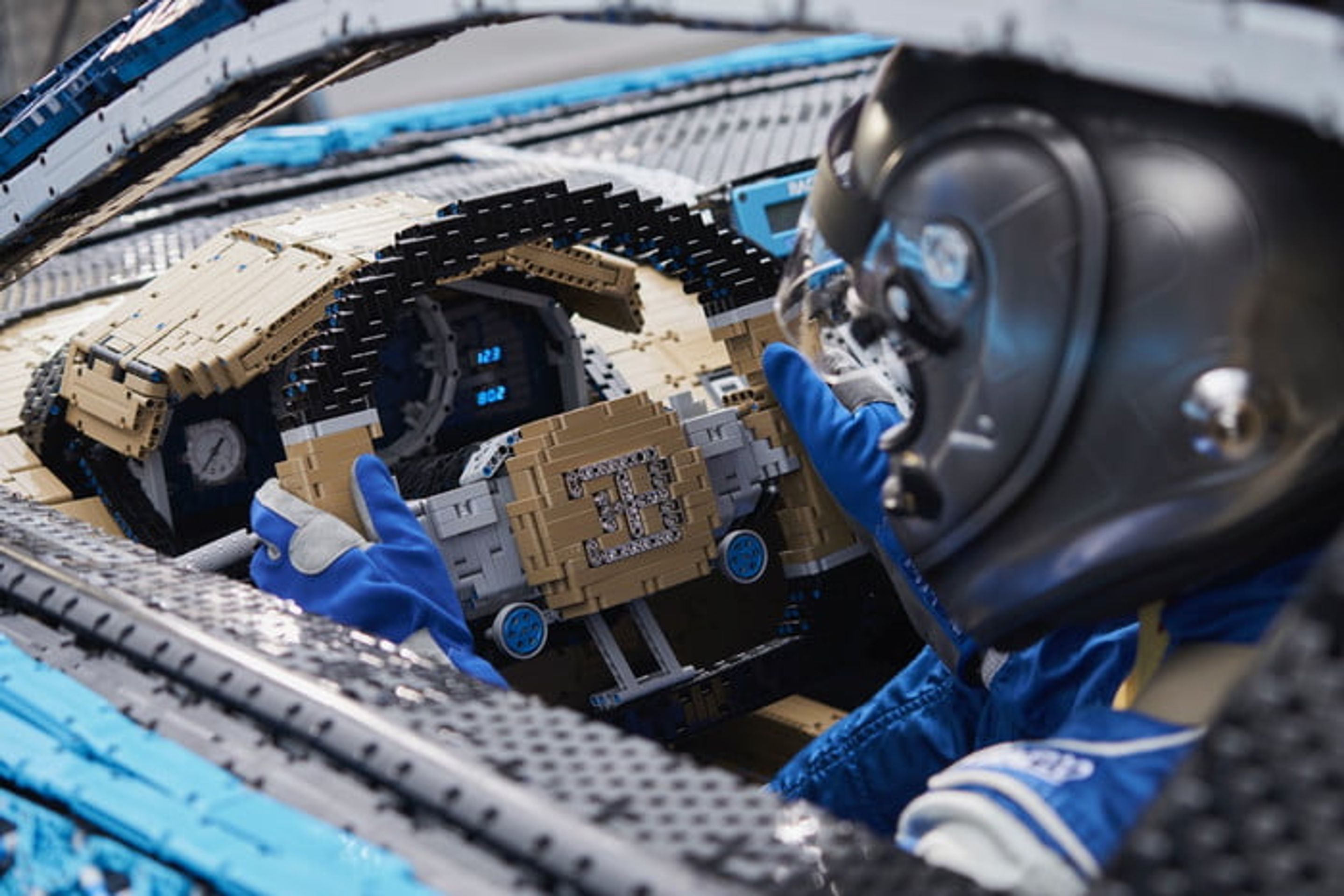 Bugatti Chiron z lega - Fotogalerie: V Kladně postavili pojízdné bugatti z lega (1/14)