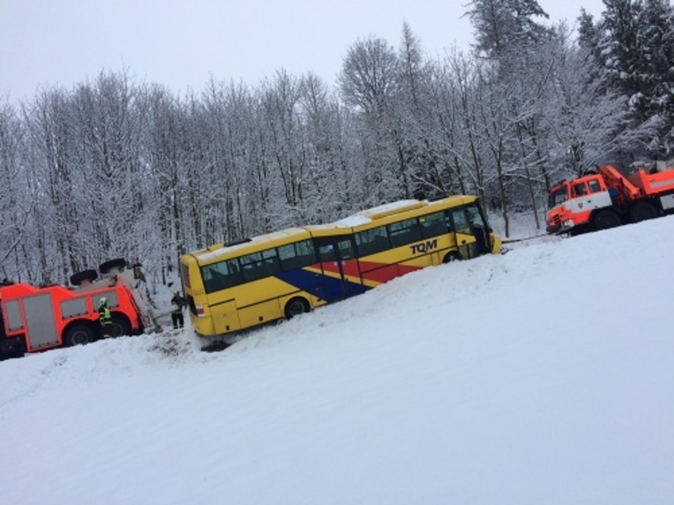 Nehoda autobusu v Kyjovicích - 2 - GALERIE: České silnice pokryla ledovka (15/25)