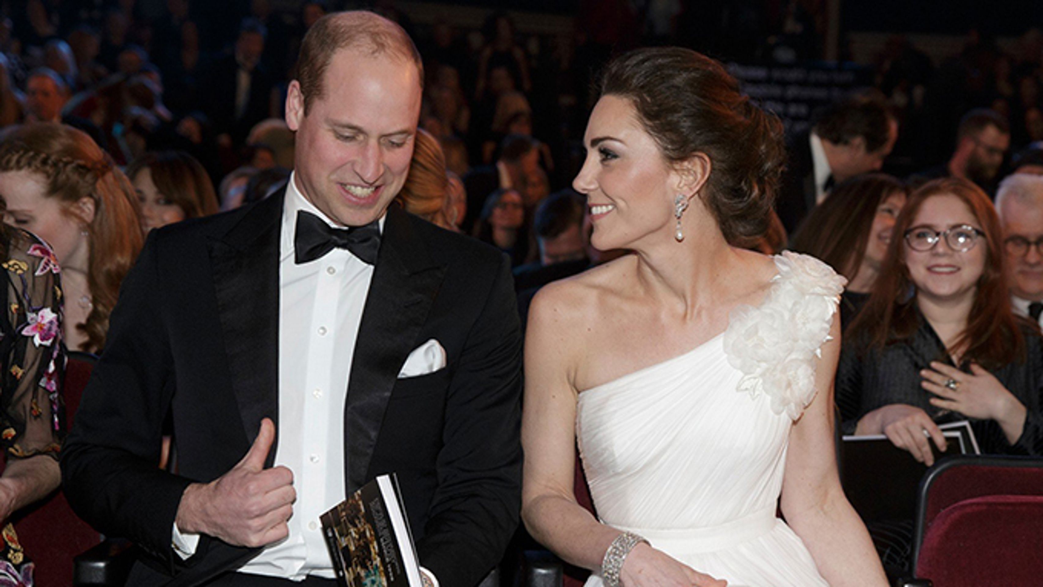 Kate Middleton - 1 - GALERIE: Vévodkyně Kate na předávání cen BAFTA (4/4)