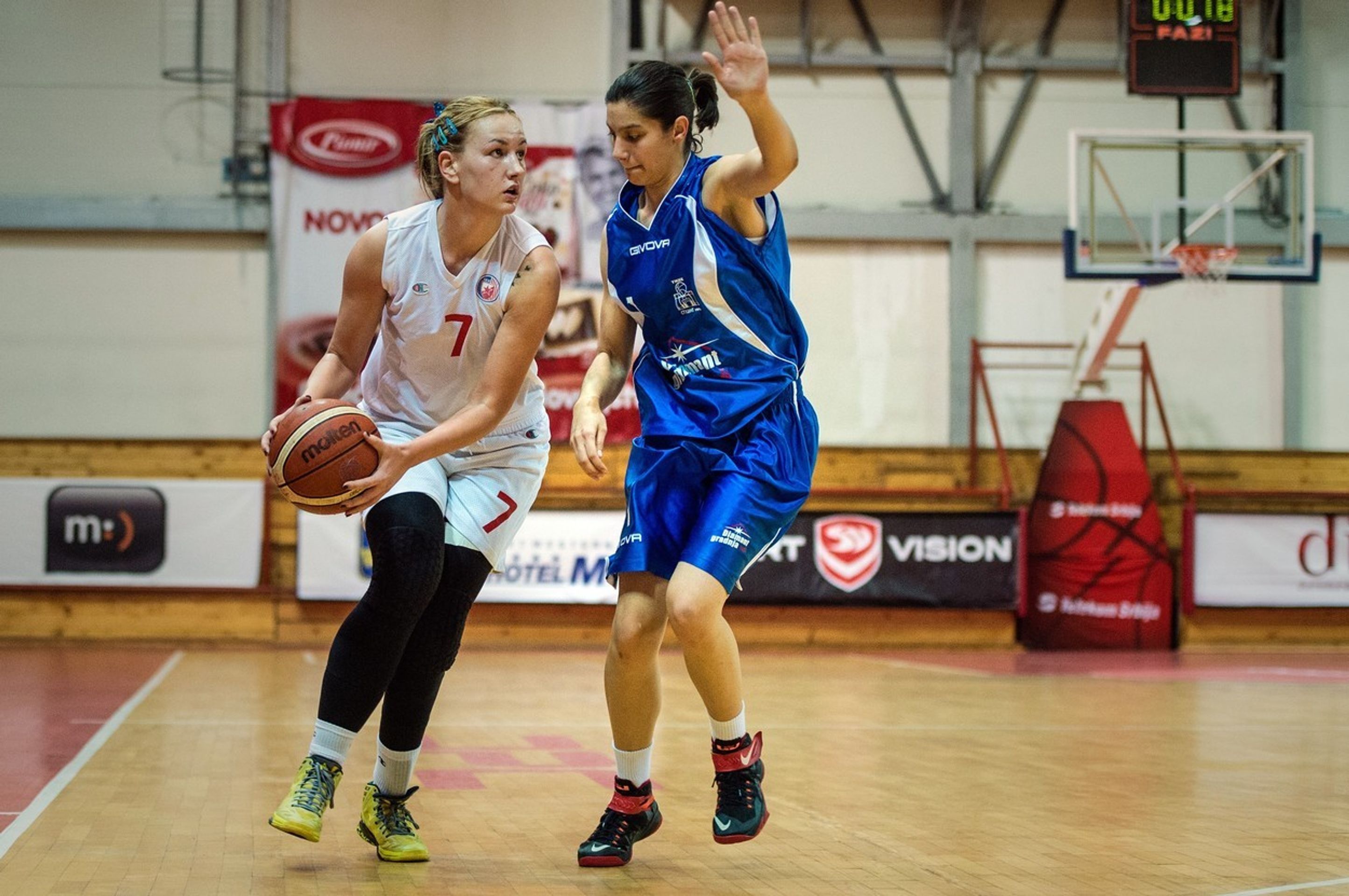 Srbská basketbalistka hraje s ortézou - 5 - GALERIE: Srbská basketbalistka hraje s protézou (3/7)