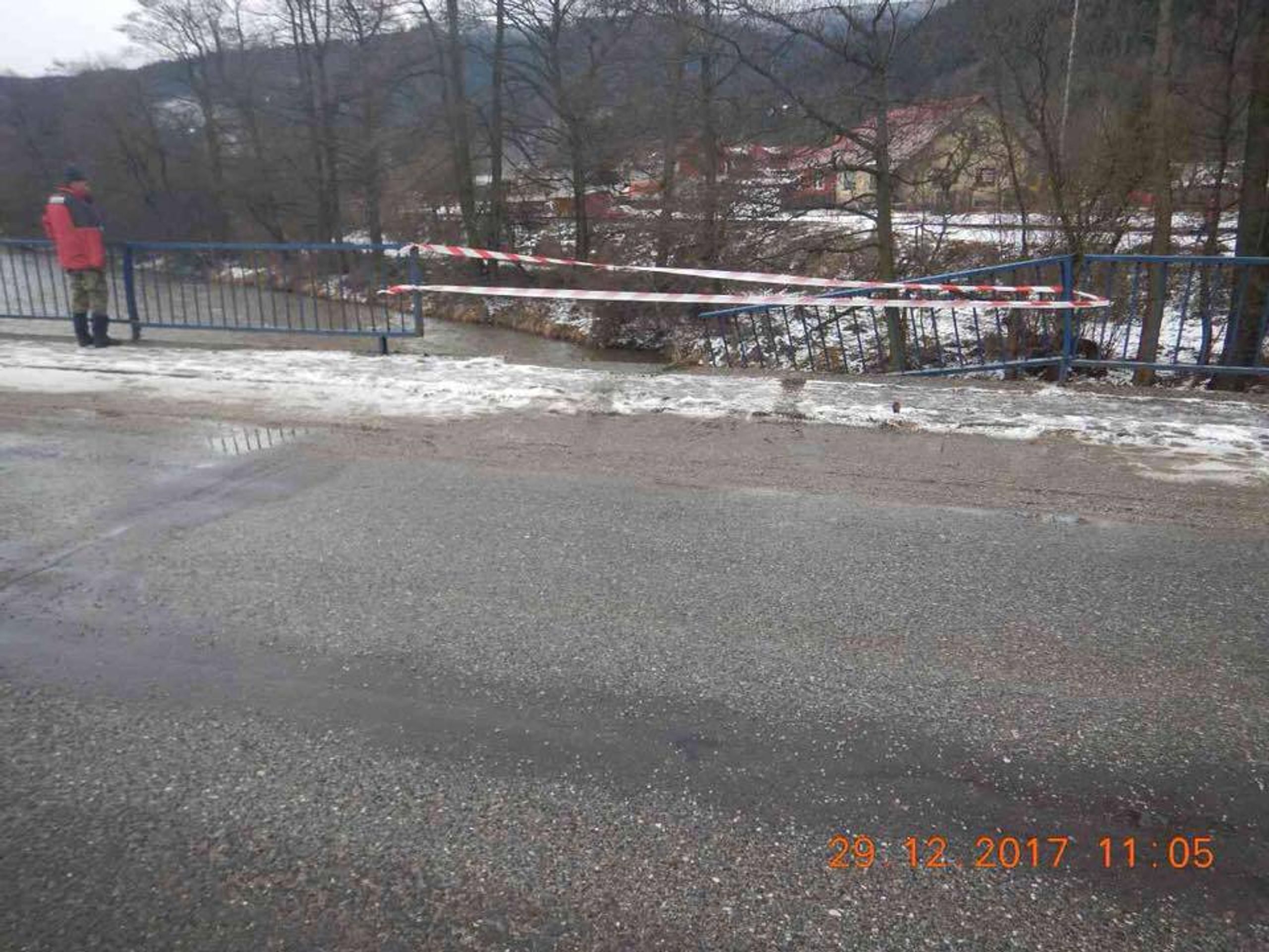 Auto při nehodě na Slovensku spadlo z mostu do řeky - 4 - GALERIE: Auto se dvěma dětmi se při nehodě zřítilo z mostu do řeky (2/5)